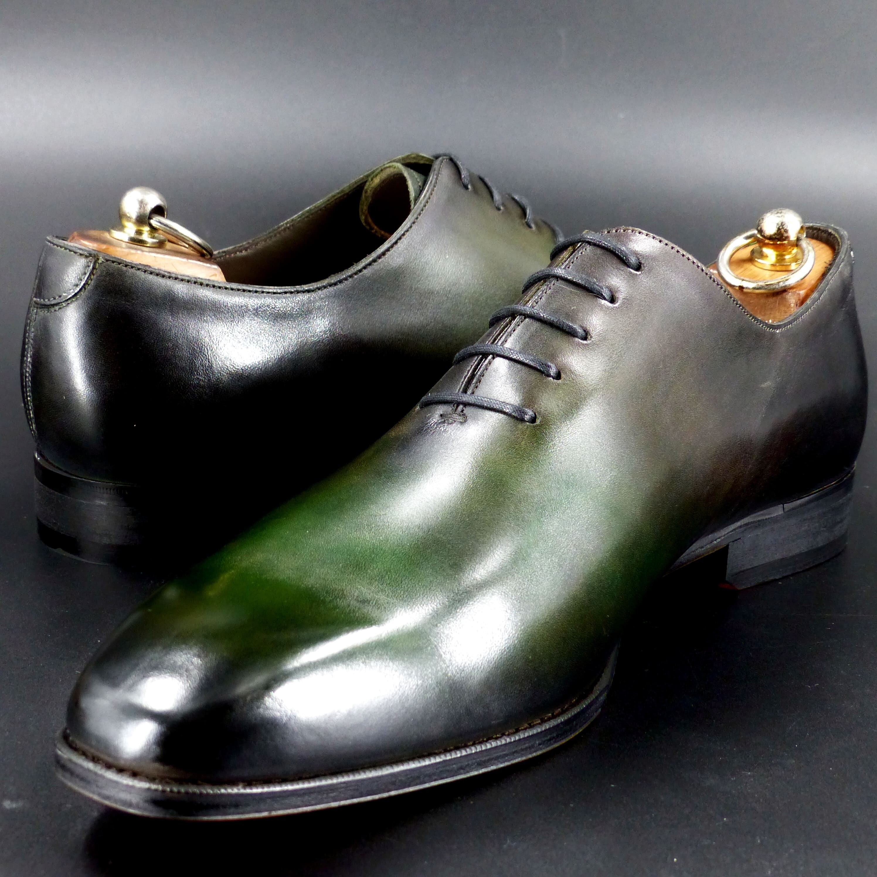 踏まずのくびれが美しい