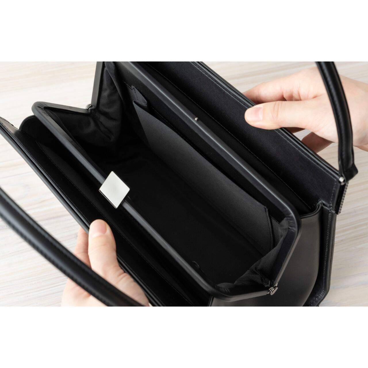 内ポケットもマチ付きのオープンタイプと片側はファスナータイプ。