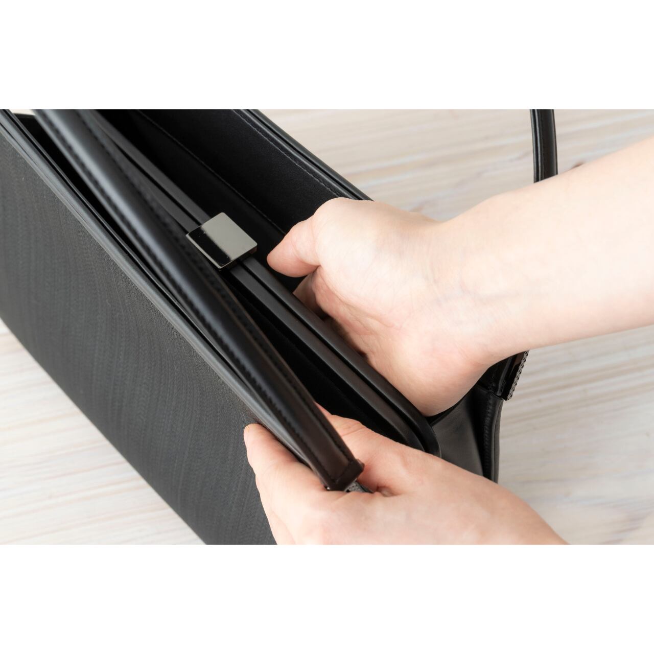 外ポケットとして口金の両サイドも収納可能。