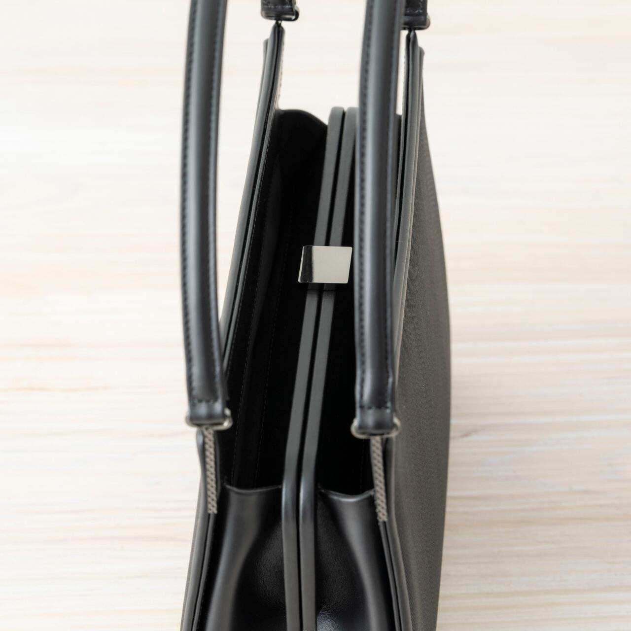 マチもあり、開閉が簡単で使いやすいがま口タイプ。