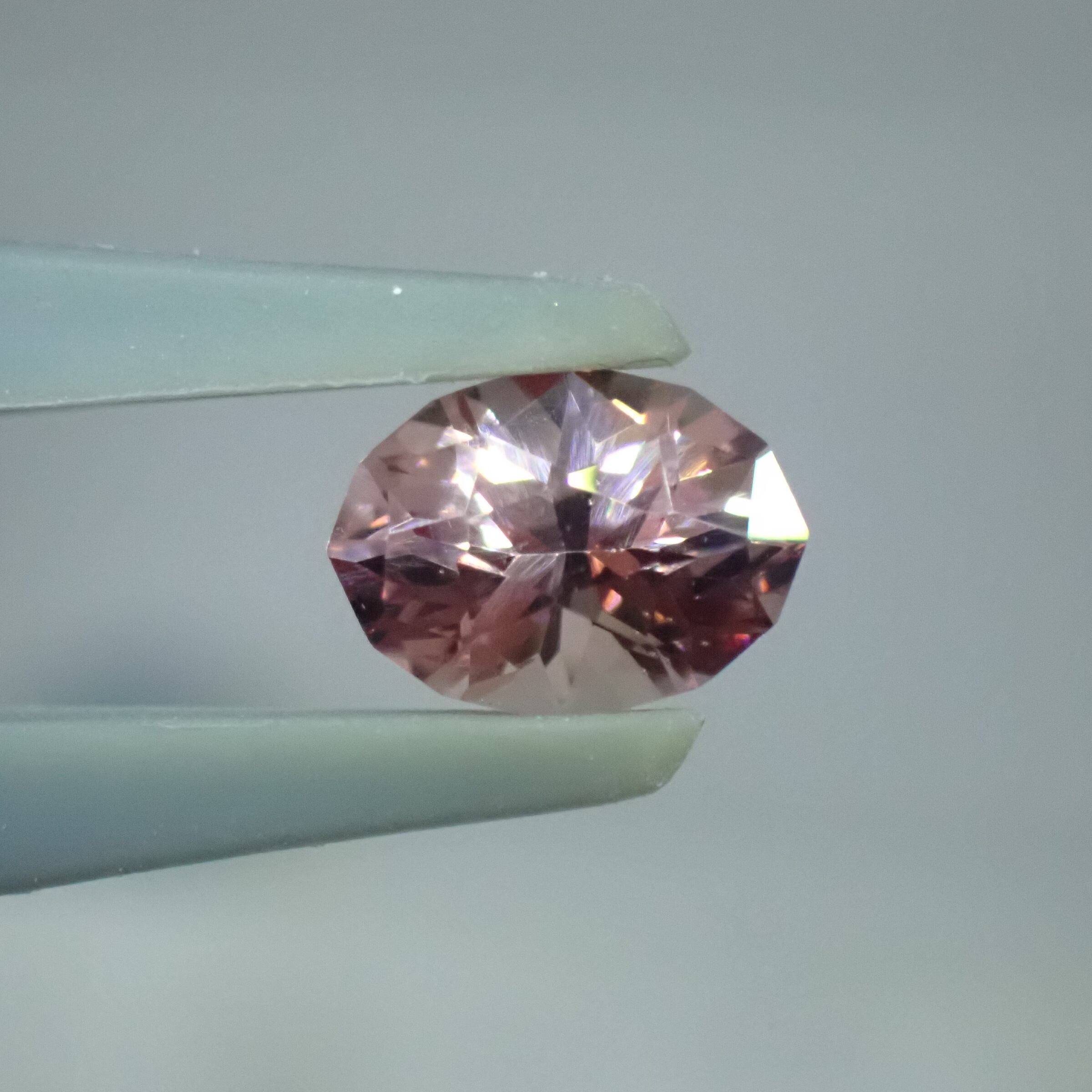 つむりUVライトでしっかり蛍光✫カスタムカットのマラヤガーネット