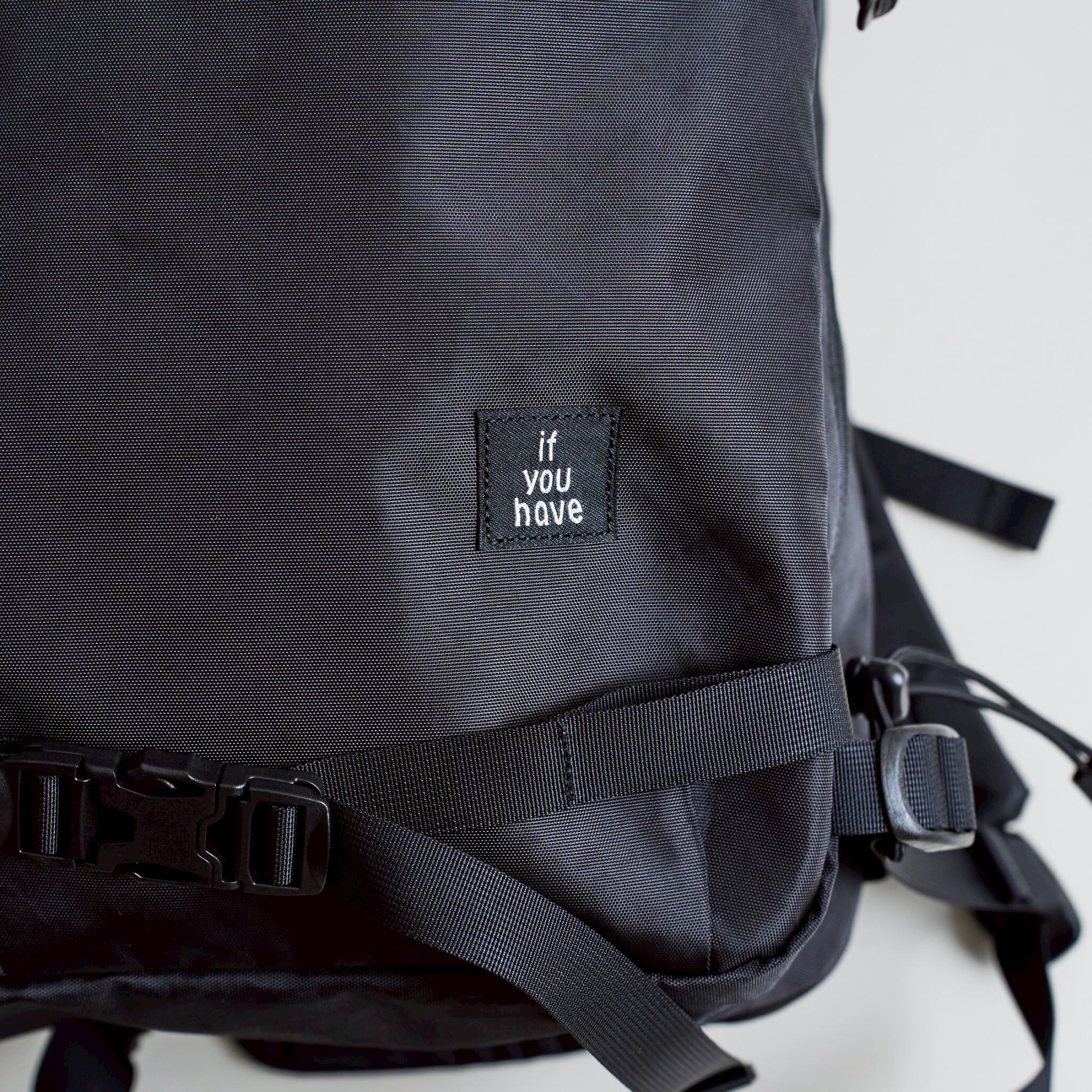 ECOPAK EPX400 は高い耐久性の他、ハリがあってバックパックの揺れも抑えられる。