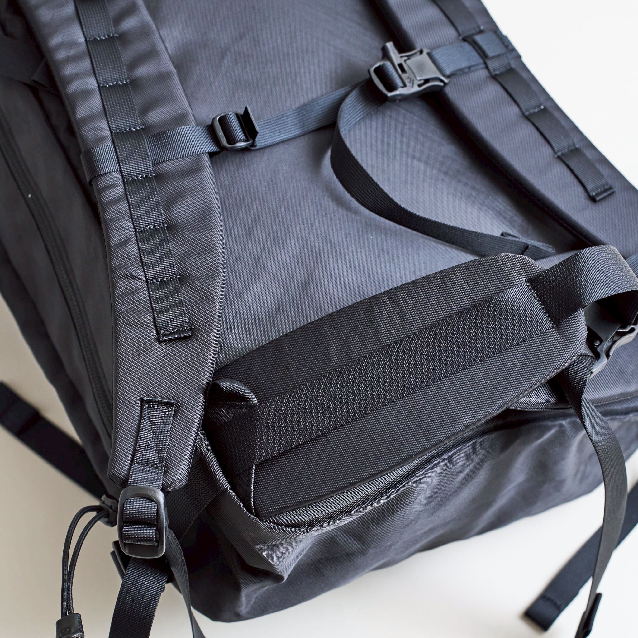 スキーやボードなど、重いギアを着けても安定して背負えるショルダーハーネス