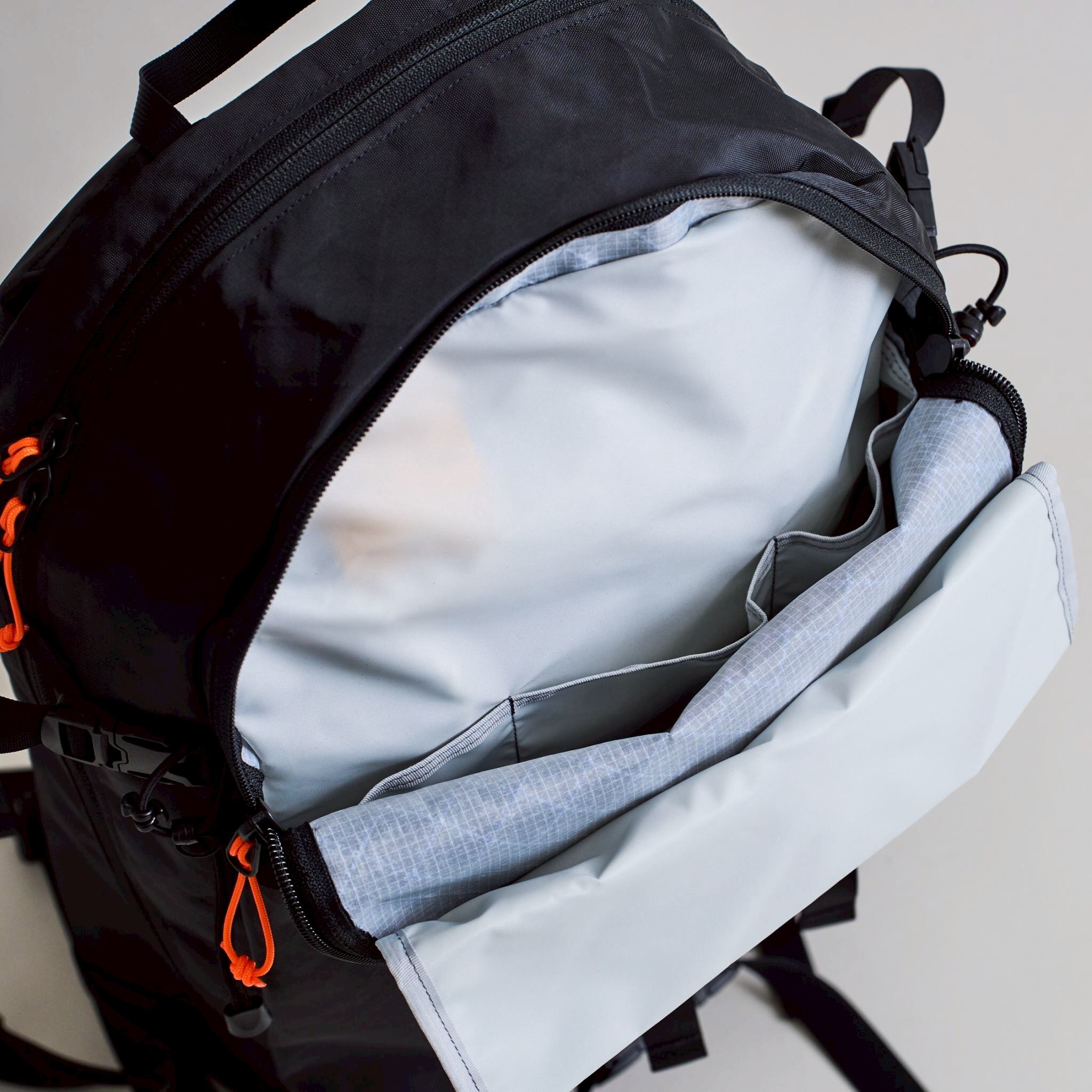 アバランチギアをスッキリ収納できるフロントポケット。日常使う場合も良い感じの仕切り