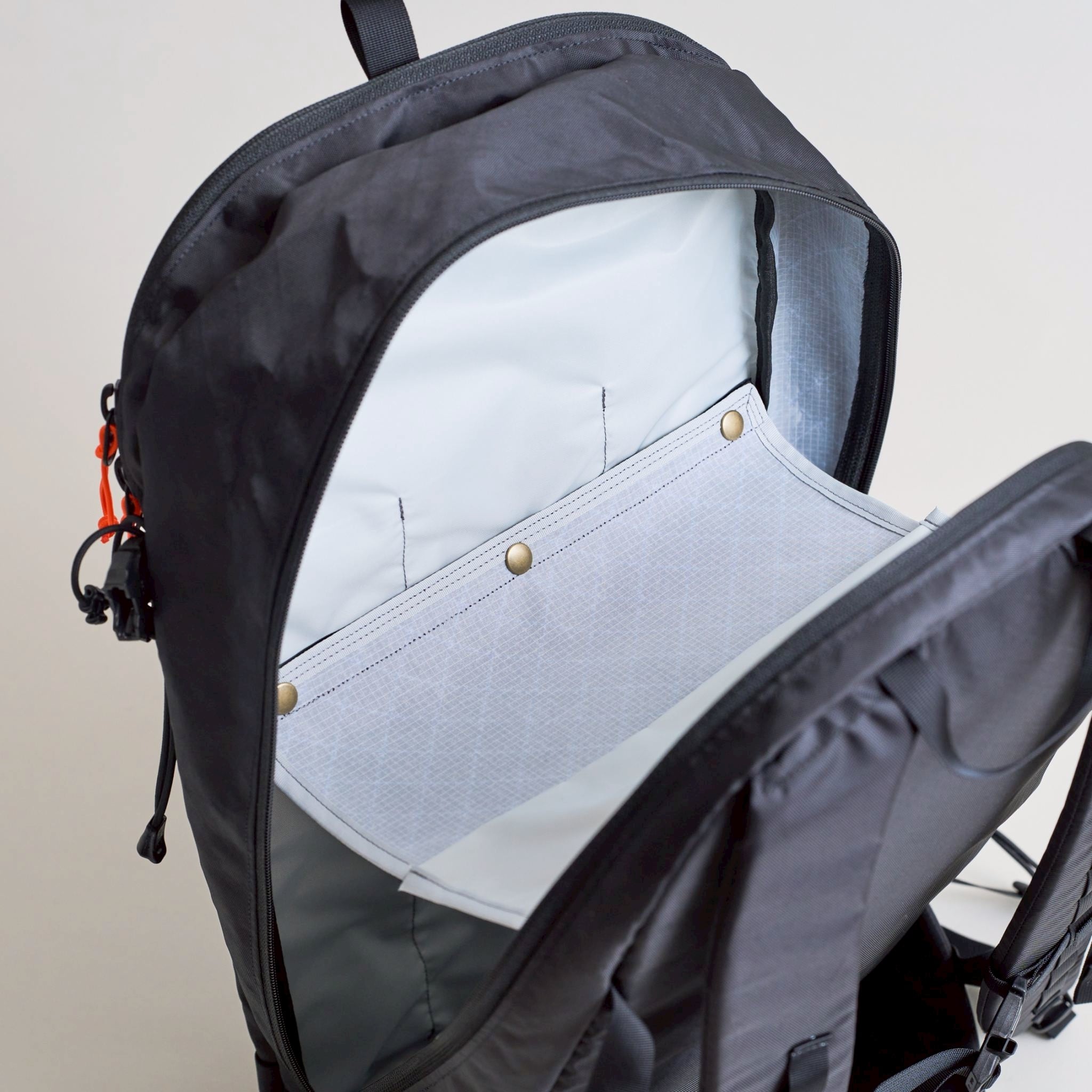 カメラなどの直ぐに取り出したい物を上部にパッキングできる。荷重も上に出来て一石二鳥。