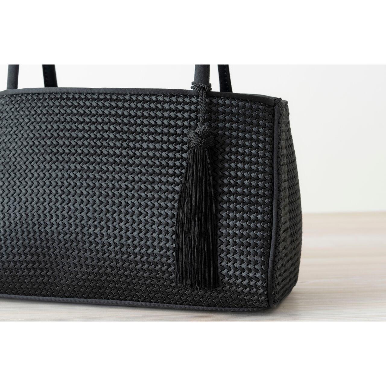 房が豊かなタッセルは動く度にゆれて、アクセントに。