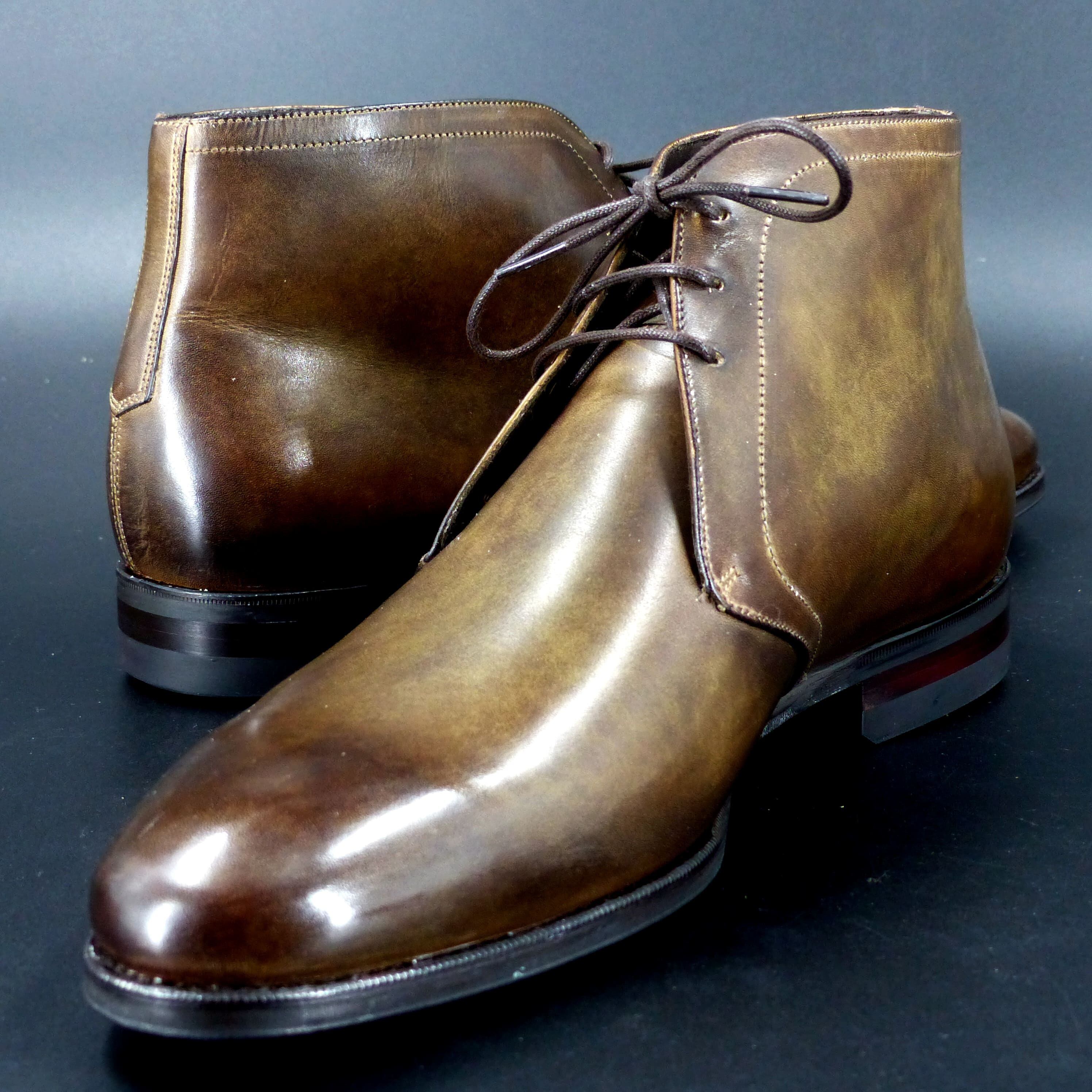 踏まずのくびれが美しい