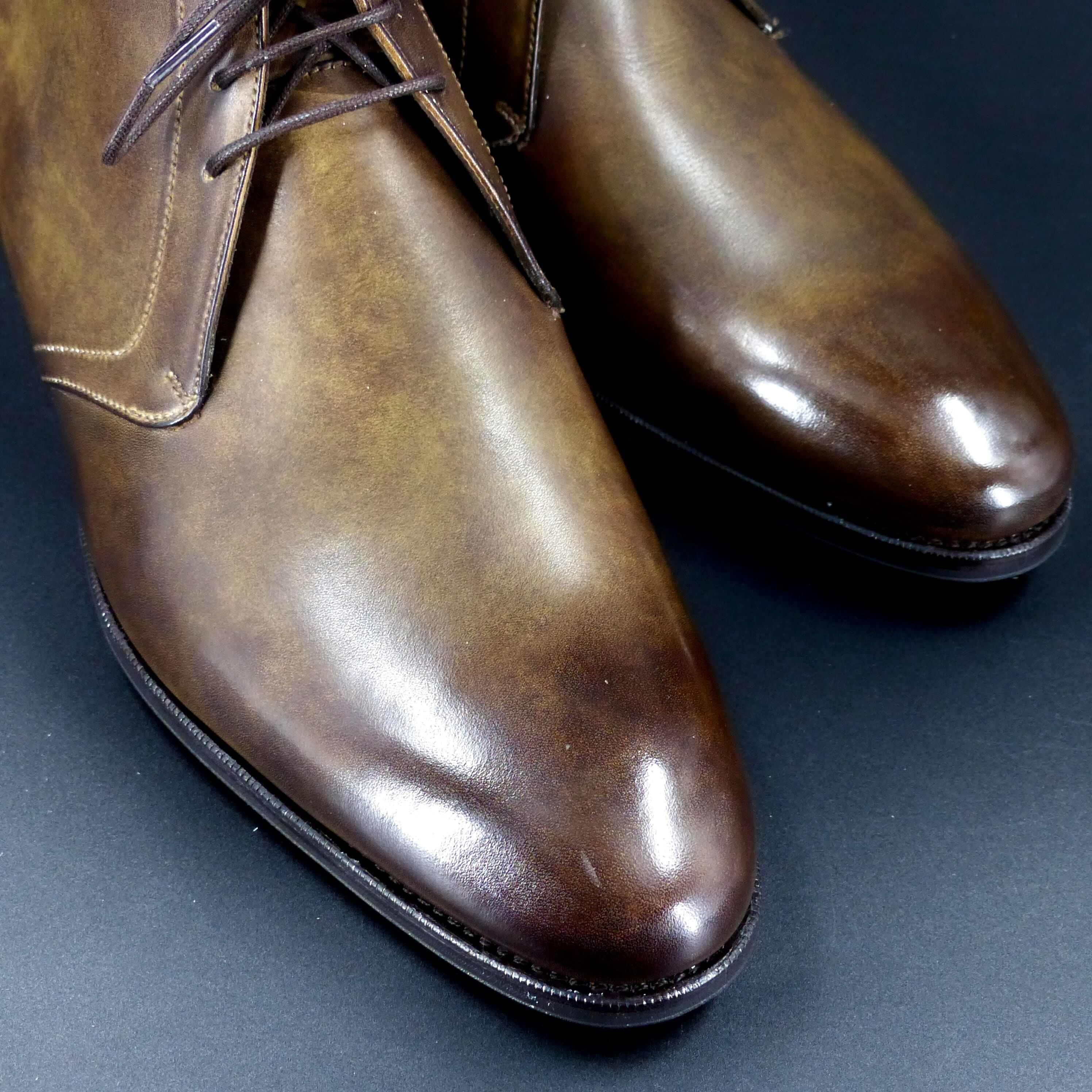 トゥの部分は透明感のあるハンドポリッシュ