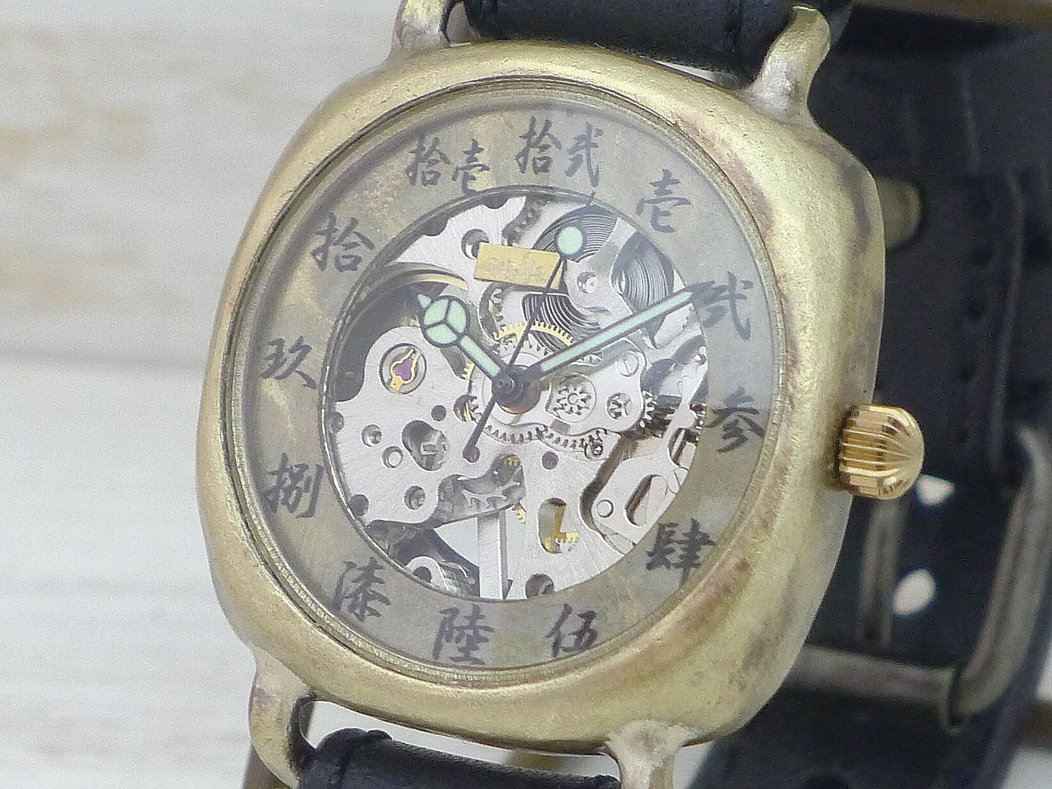 丸みを帯びた角型のクッションケース、旧漢数字のインデックスでレトロ感満載