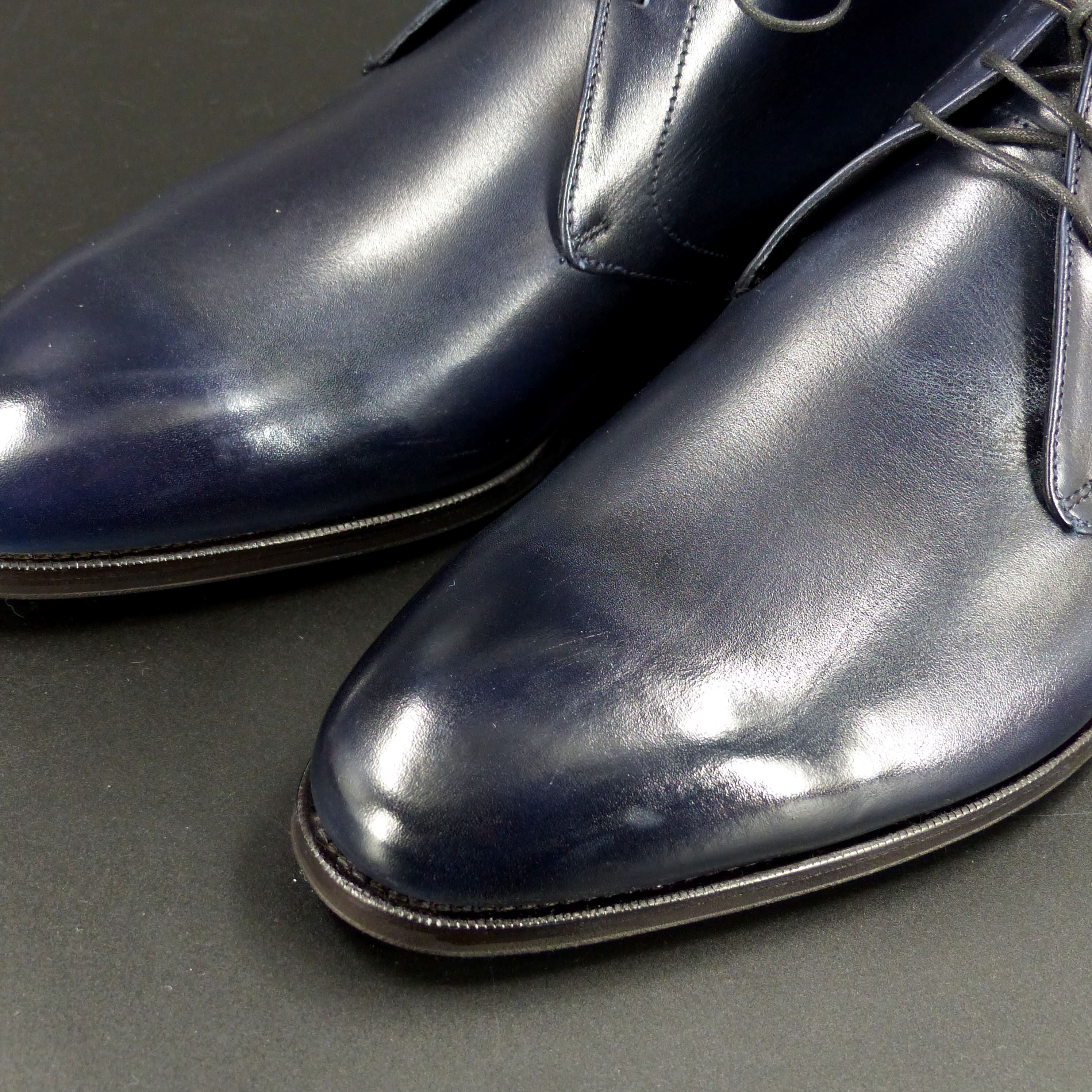 トゥの部分は透明感のあるハンドポリッシュ