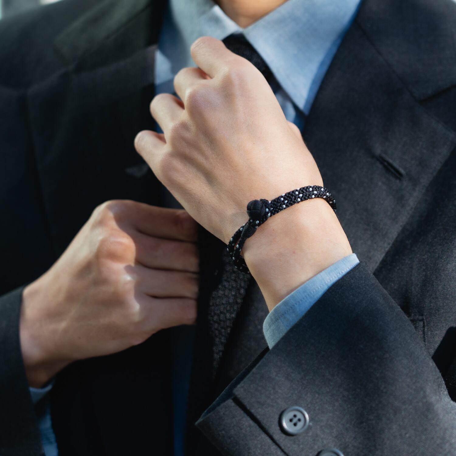 ジャケットスタイルにも取り入れやすい配色