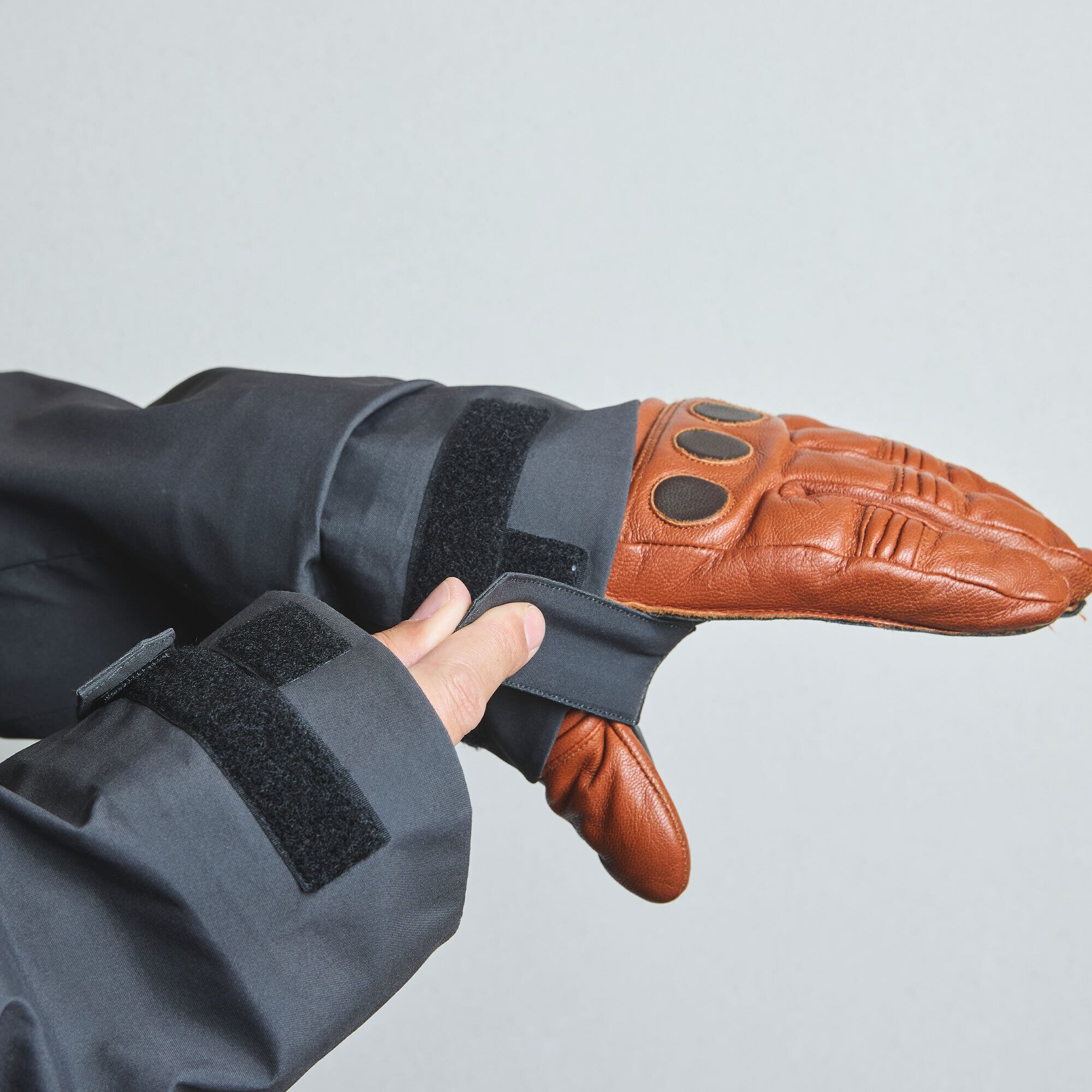 指の間にとおして