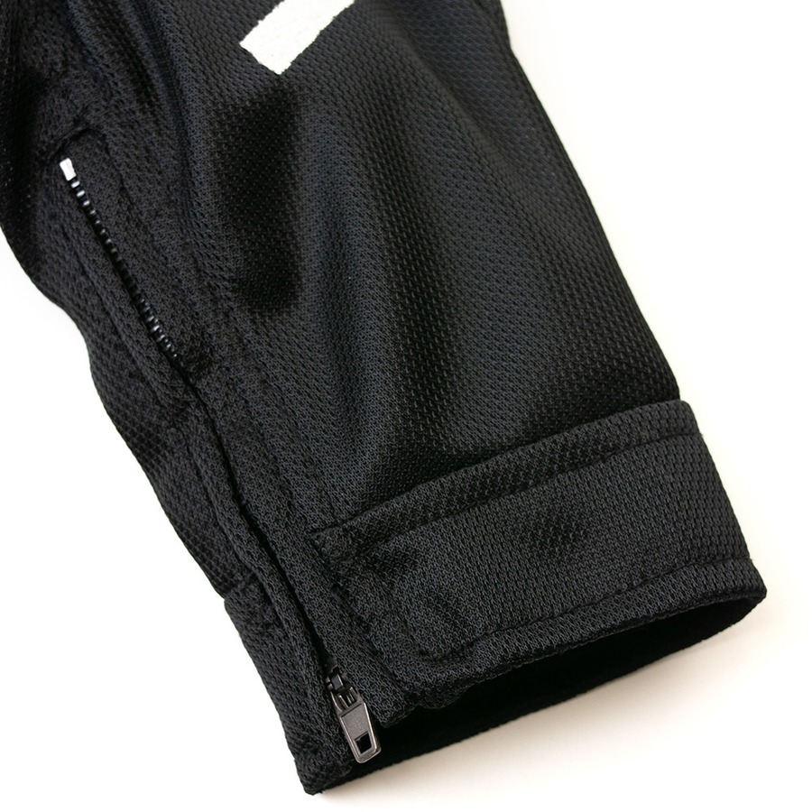 袖口が絞り込められるファスナーを装備。