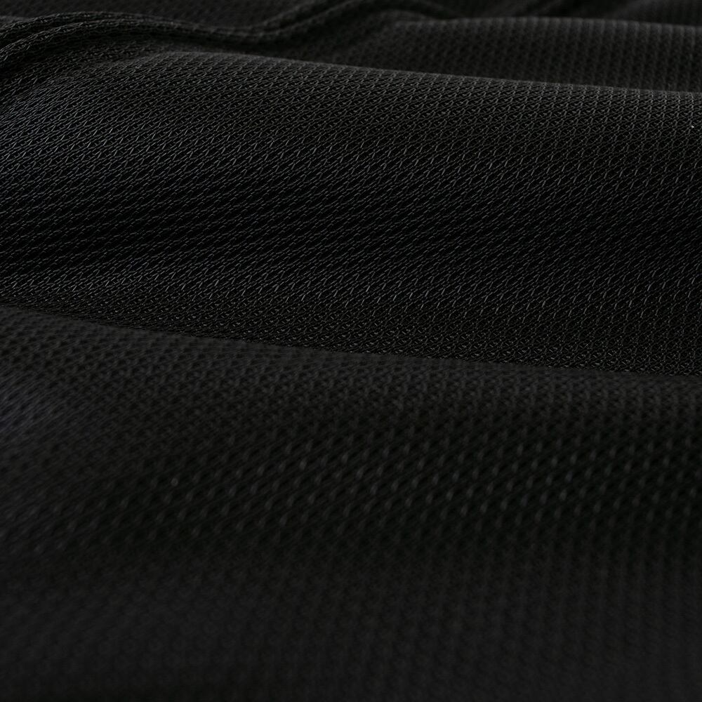 フルメッシュ+ストレッチ素材を採用。