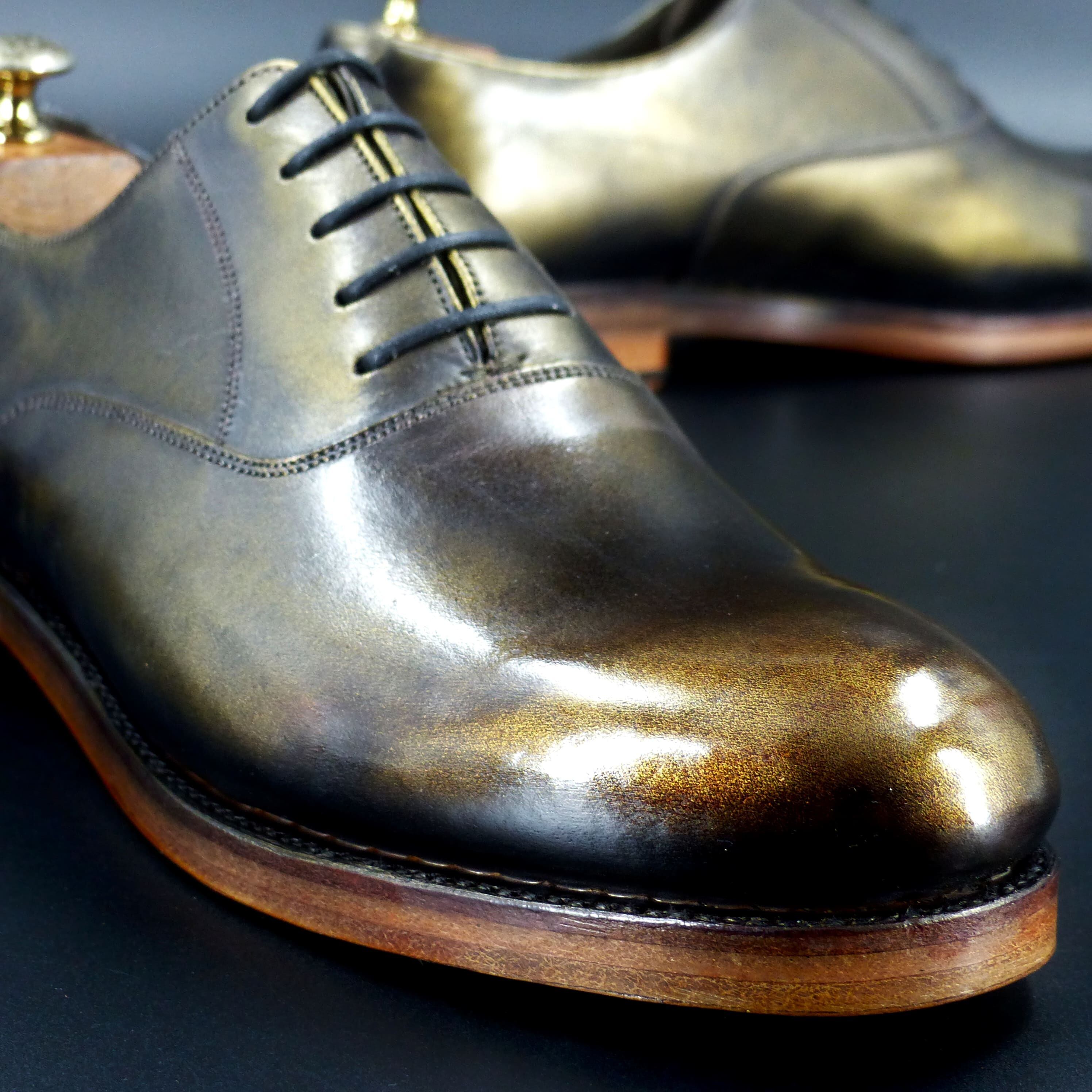 トゥの部分は透明感のあるハンドポリッシュ