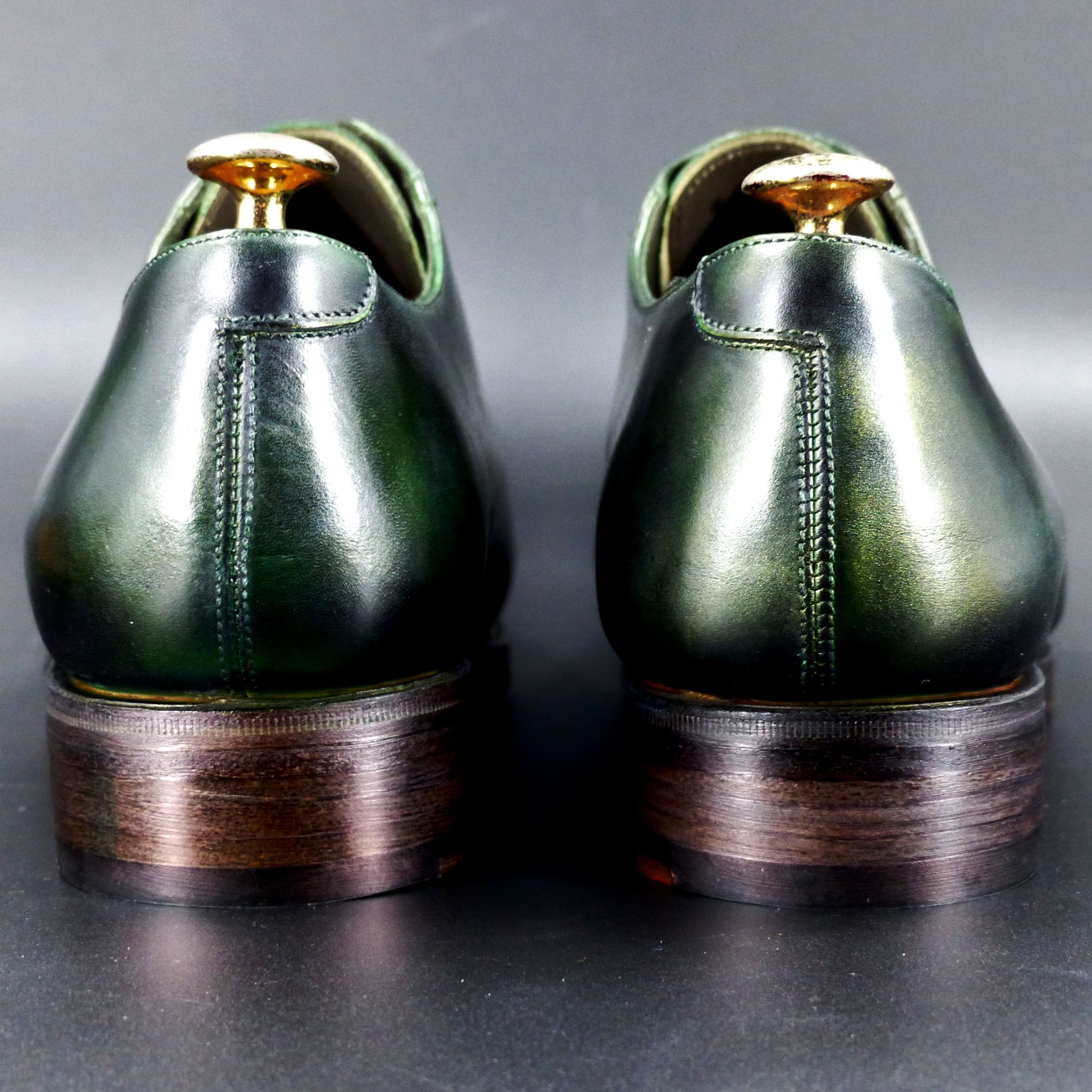 ヒールもレザー積み上げと超豪華