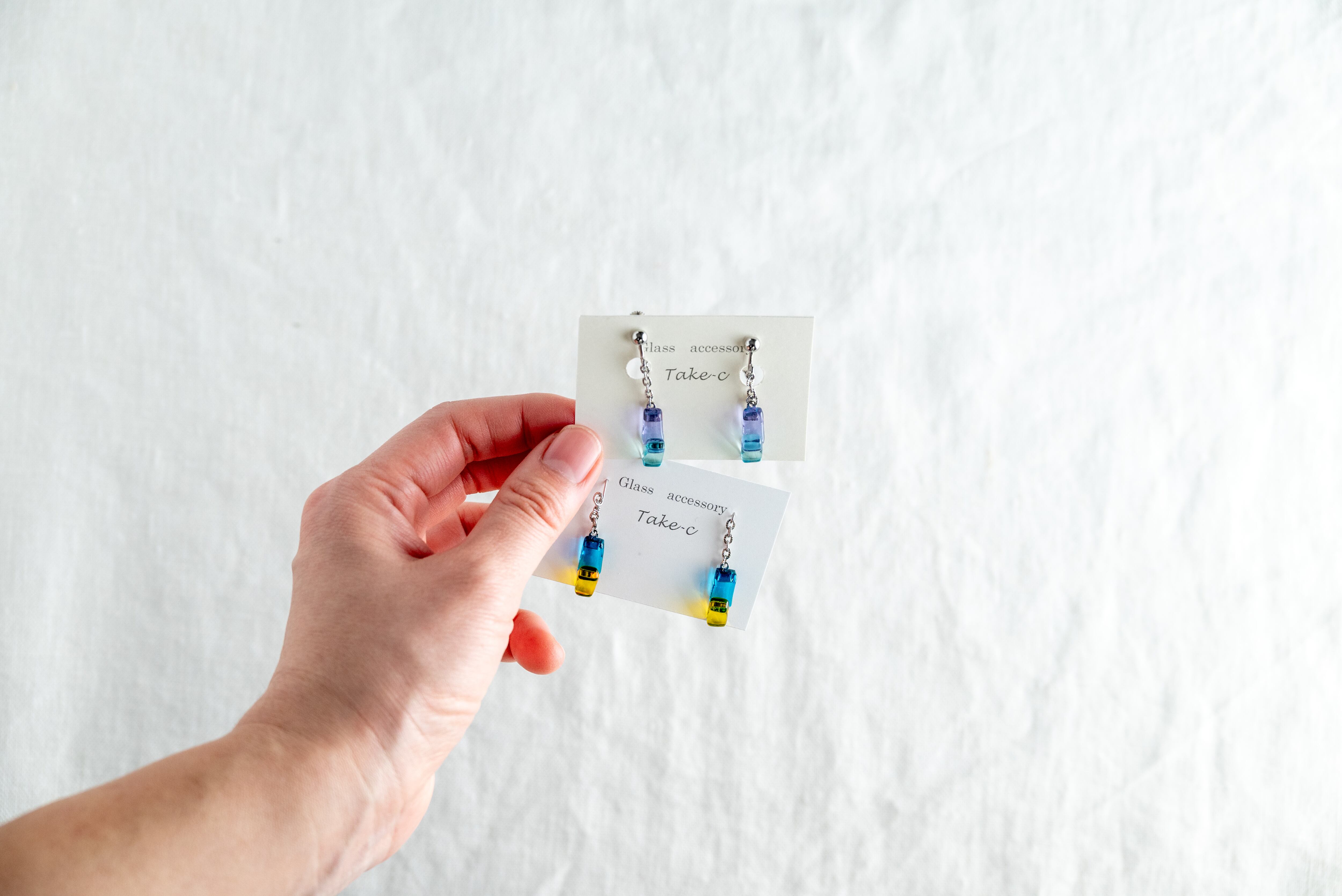 台紙に付けて発送します。