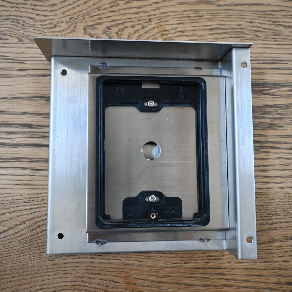 ③子機取り付け用のカバーに付属しているネジで露出ケースを固定します