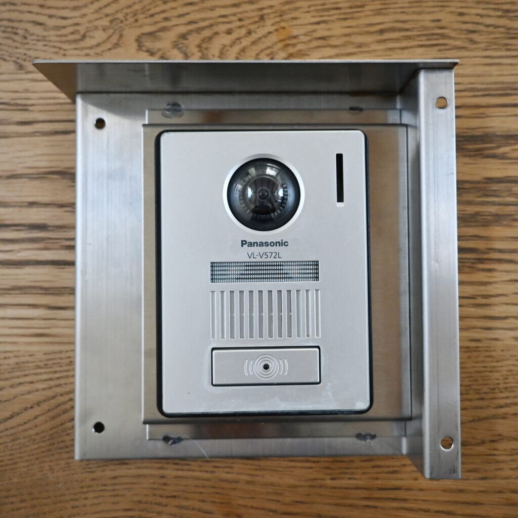 ⑤前面パネルを取り付け、①のように６カ所のネジ締めて固定します