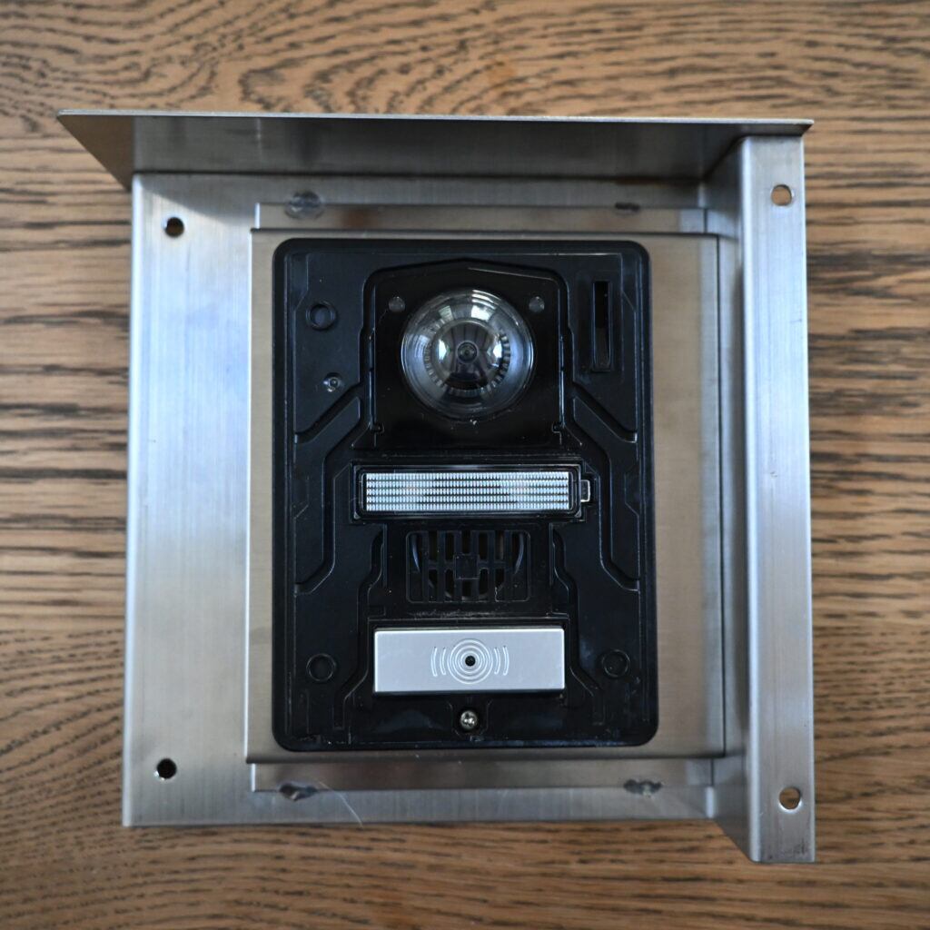 ④子機本体に配線材を接続して、露出ケースに子機本体を取り付けます