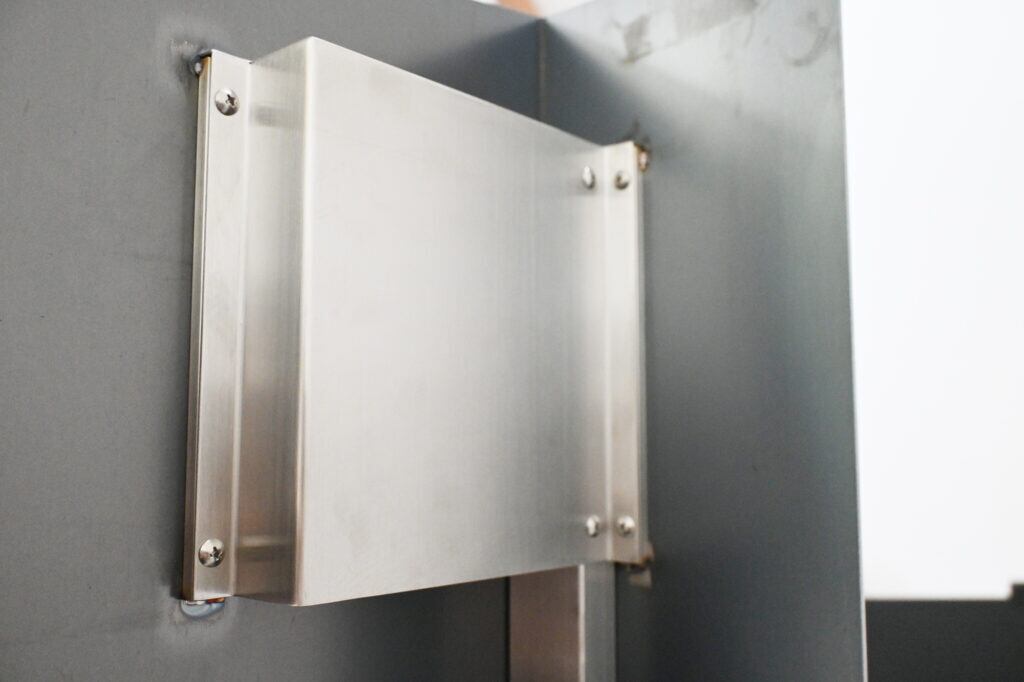 ①門柱裏面の子機取り付け用のカバー、6カ所のネジを外し取り外します