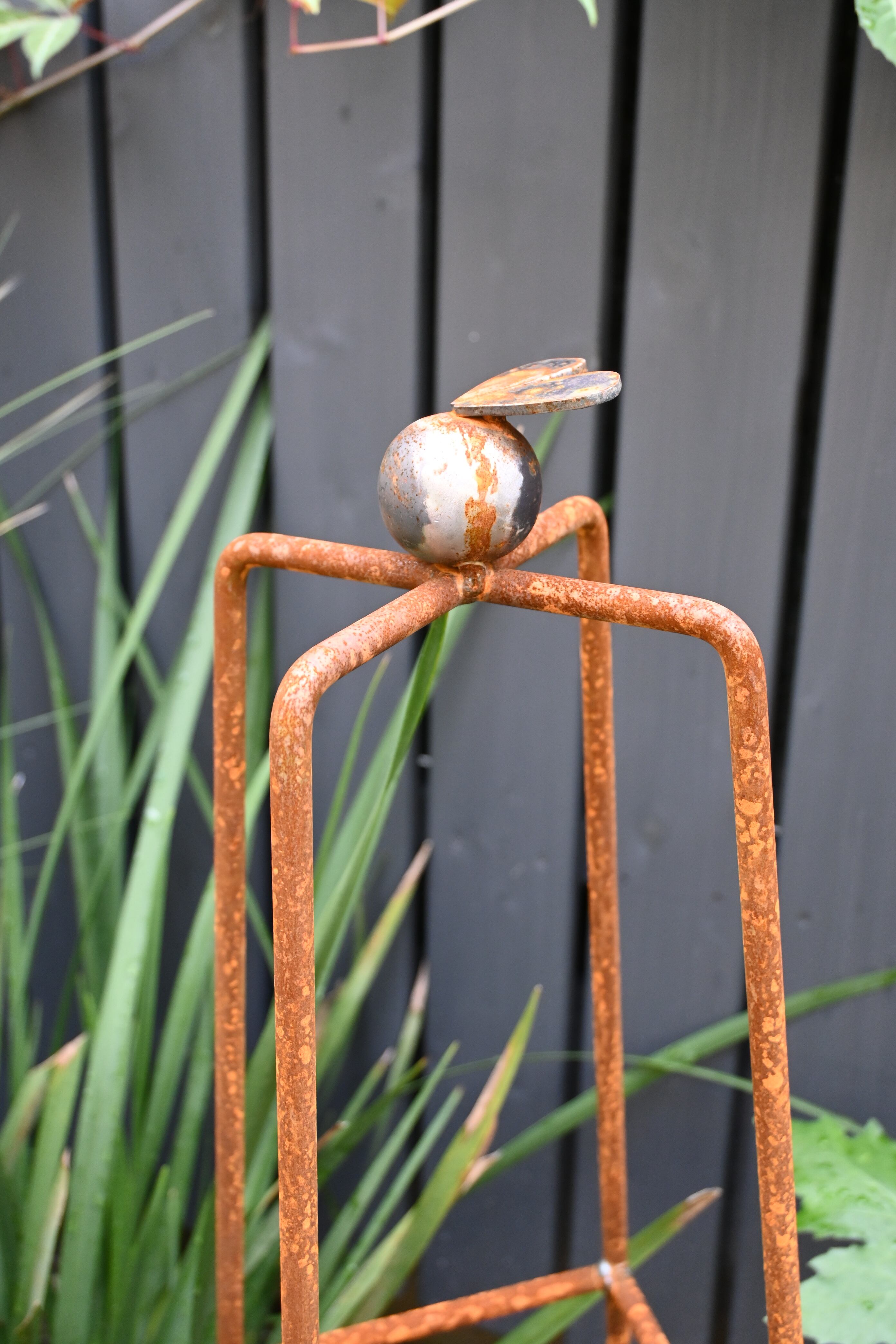 屋外でゆっくりと鉄色に変化していきます