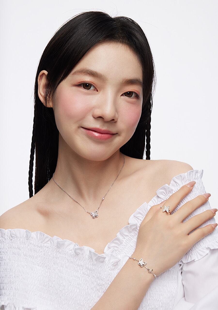 ペンダント おしゃれ キラキラ 蝶々 高級感 レディース シルバー