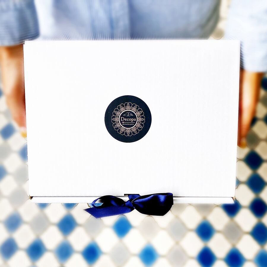 そのまま使える《リボン付きのギフトBOX》に入れてお届けします。