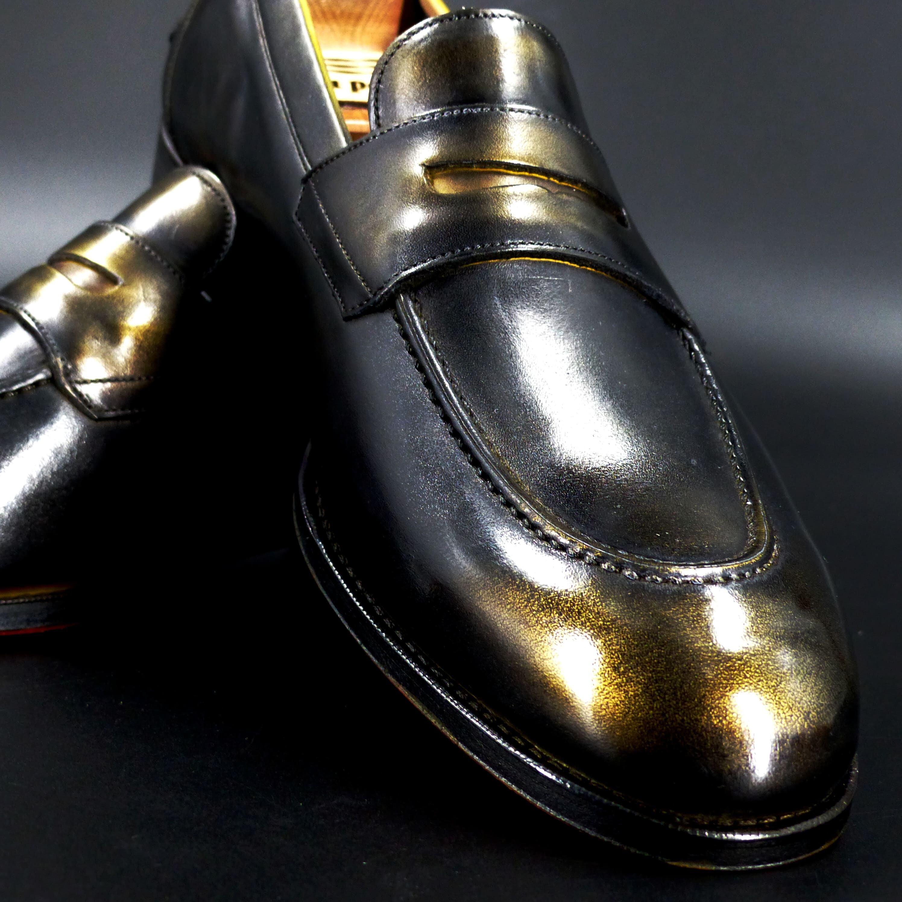 つま先は透明感のあるハンドポリッシュ