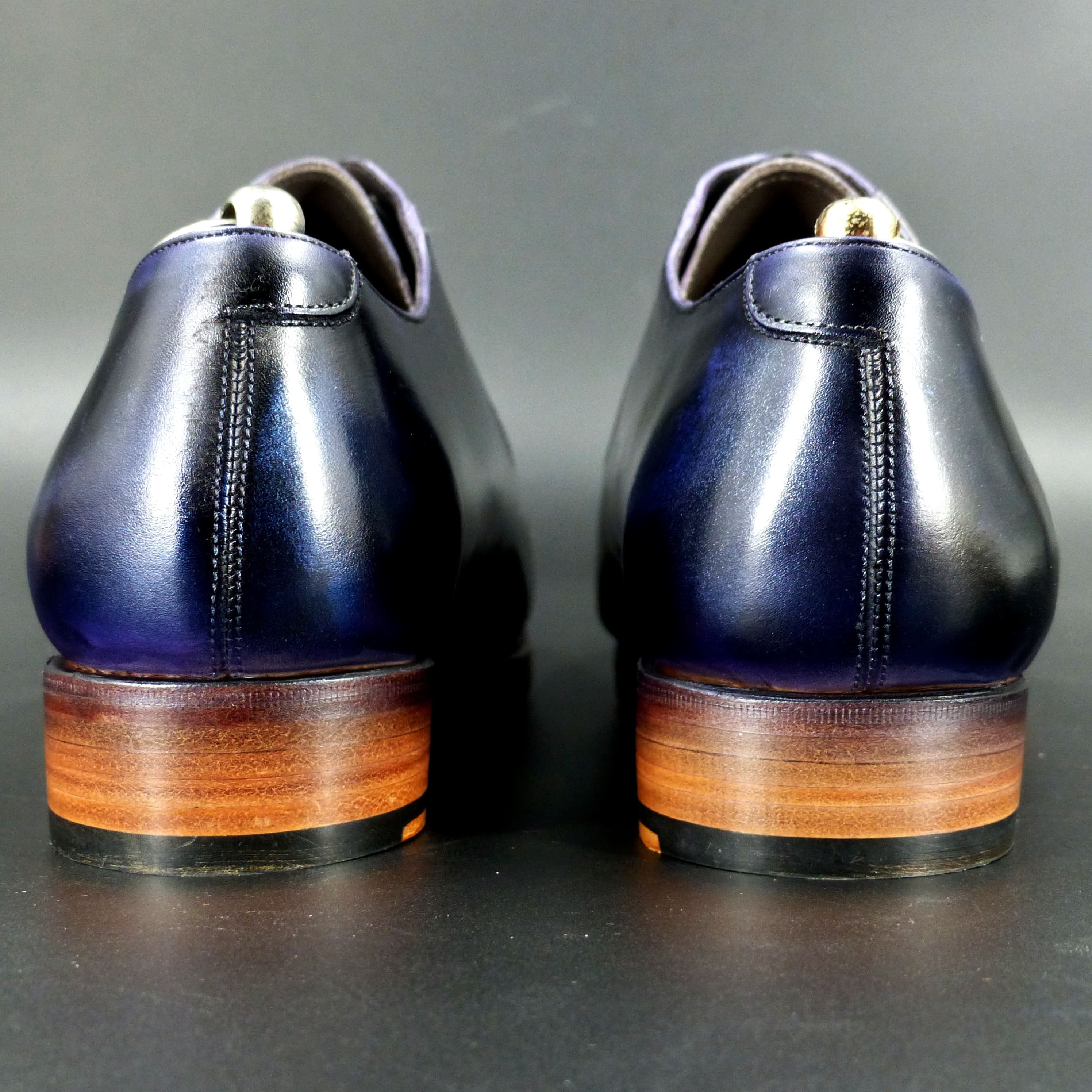 ヒールもレザー積み上げと超豪華