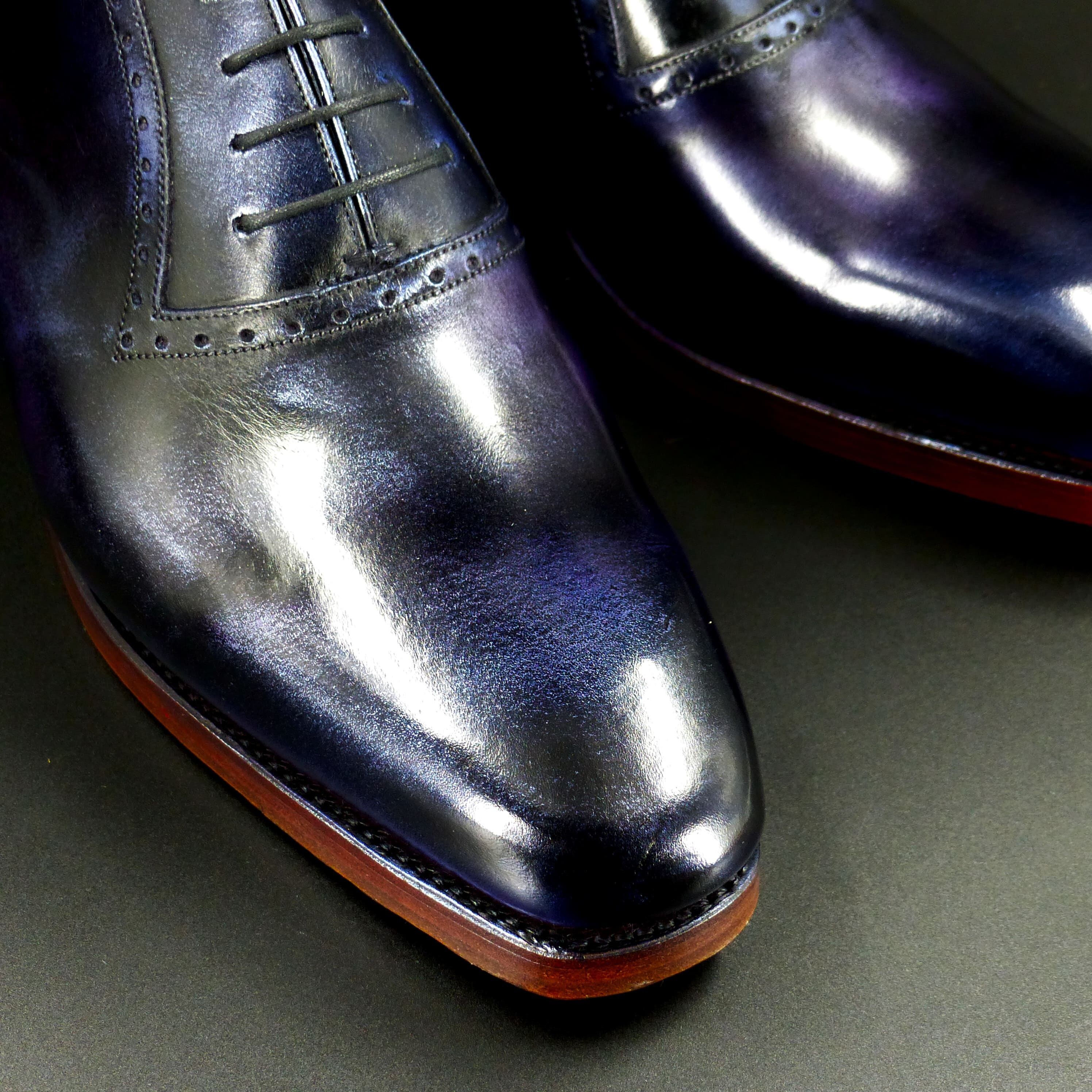 トゥの部分は透明感のあるハンドポリッシュ