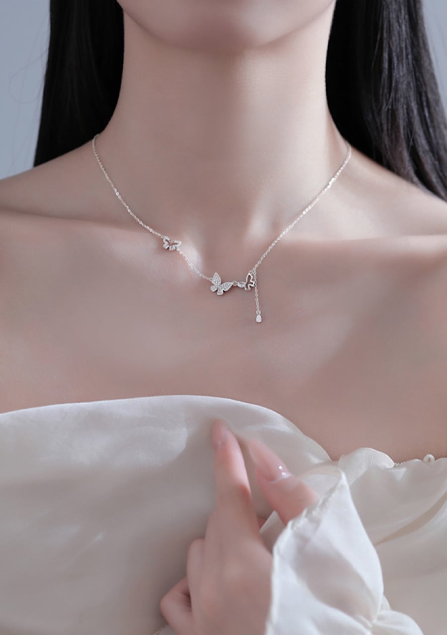 蝶々ペンダント silver-V ルル（メルカリ限定販売） ペンダント おしゃれ キラキラ トリプル 蝶々 シルバー ネックレス | FANCY