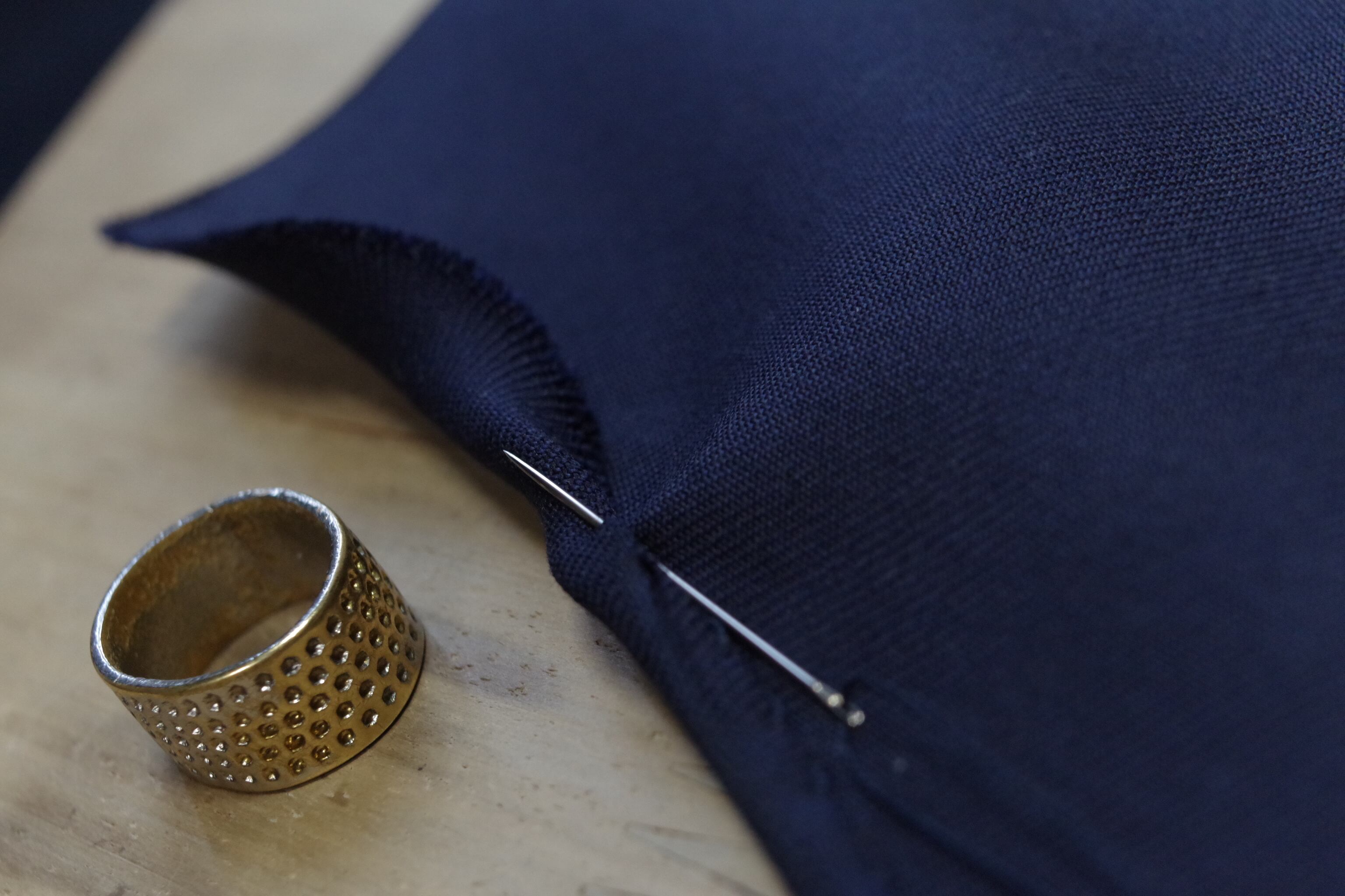 こよりを作るように端を手縫いでロールさせていきます。