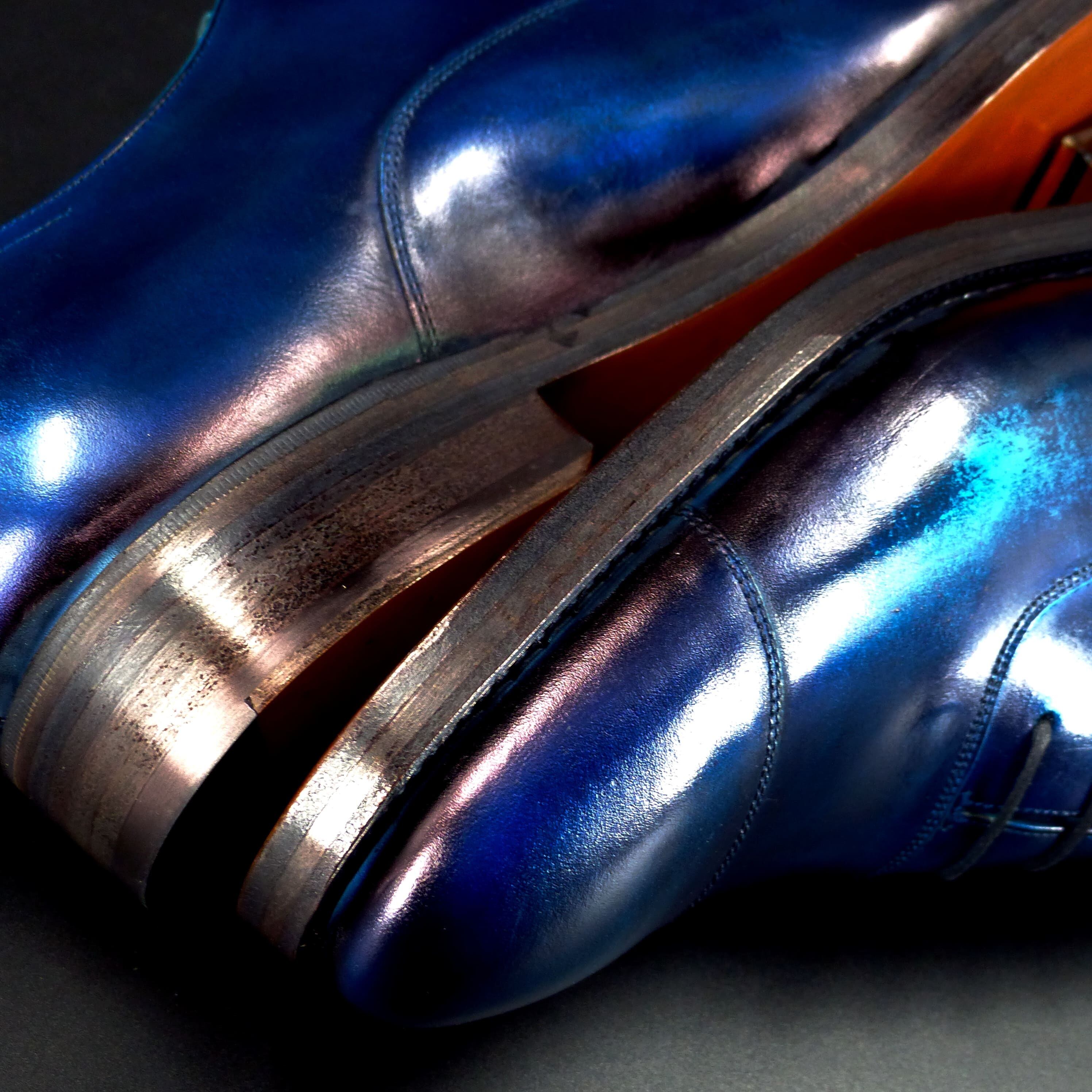 ヒールもレザー積み上げ。磨き抜かれた美コバのＷレザーソール