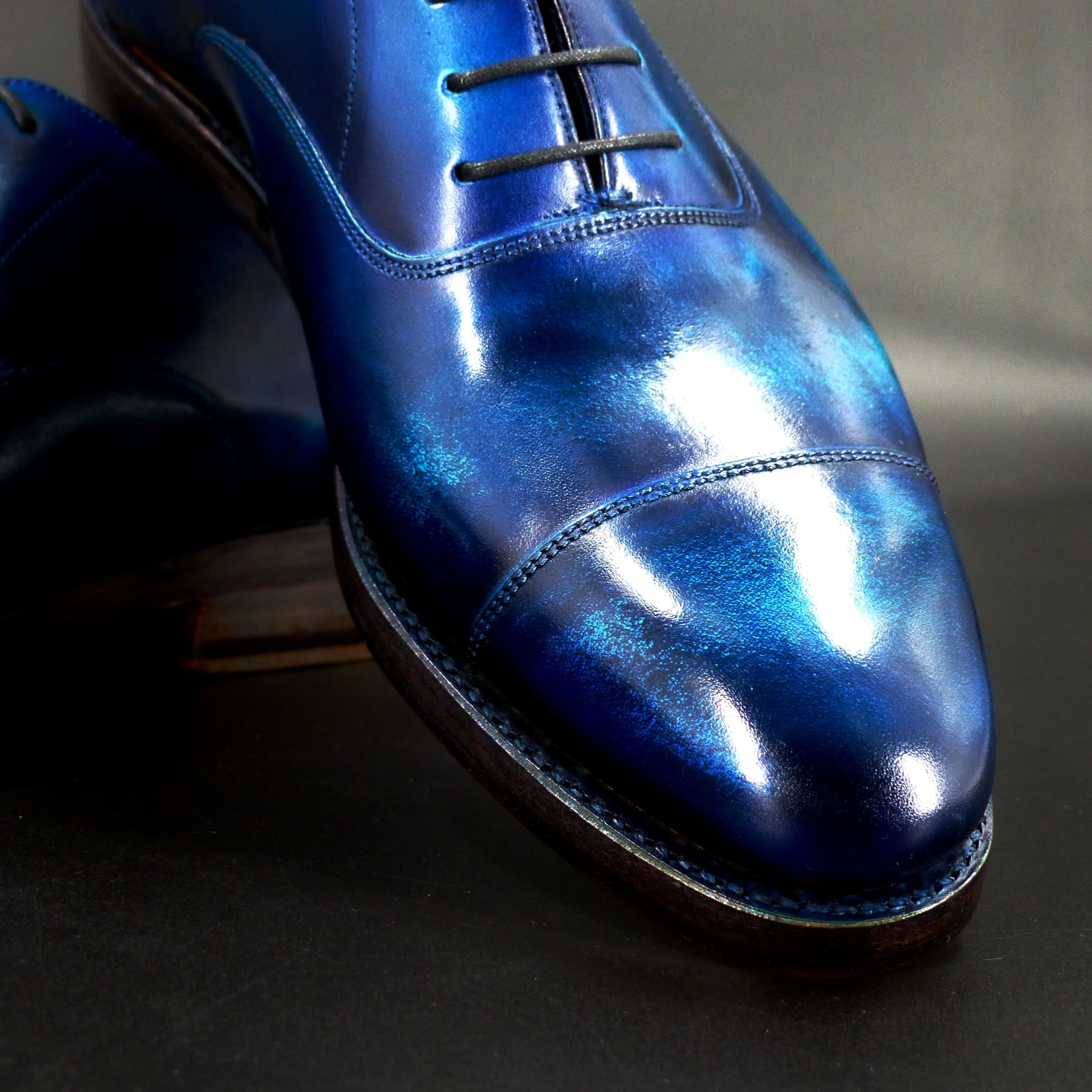 トゥの部分は透明感のあるハンドポリッシュ