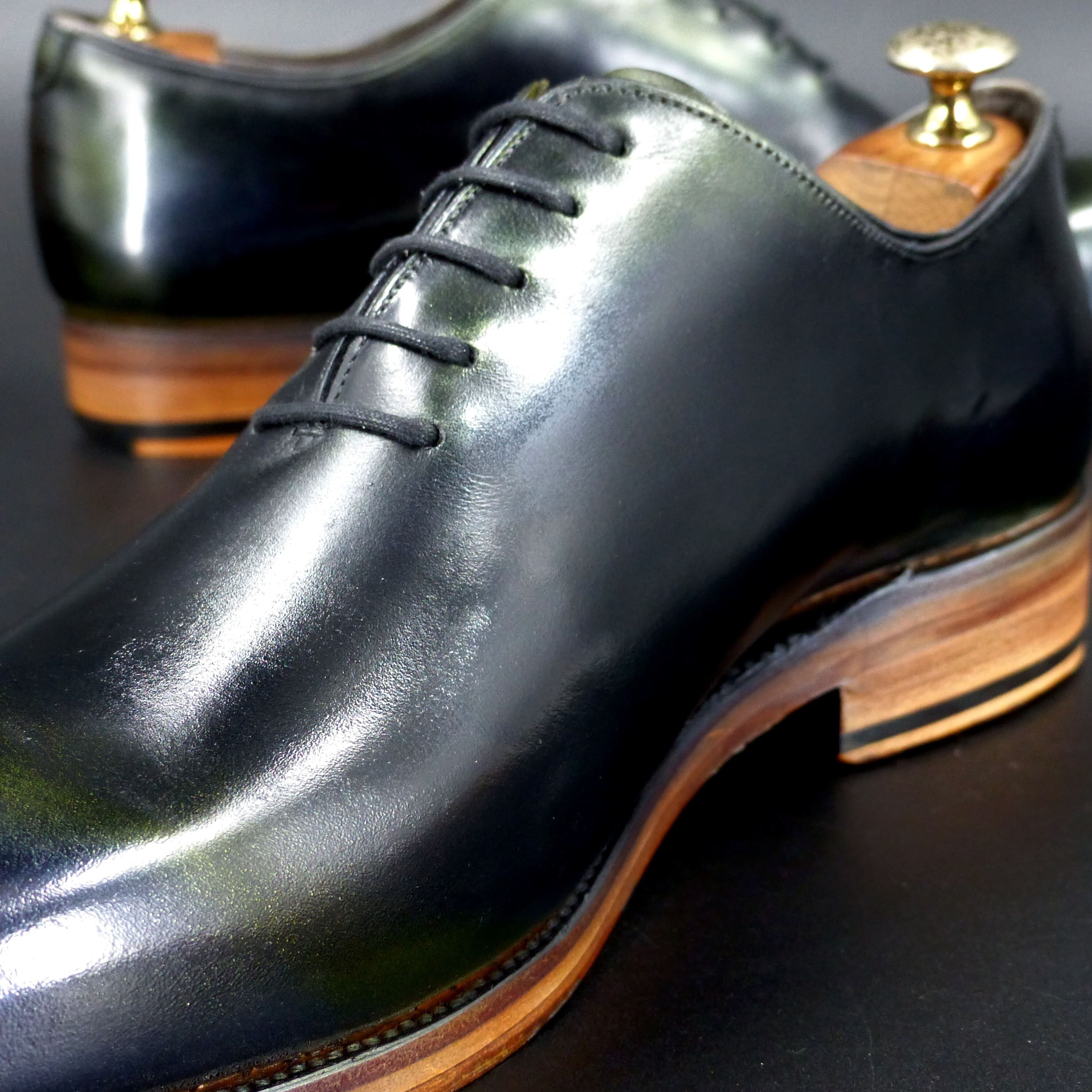 踏まずのくびれが美しい