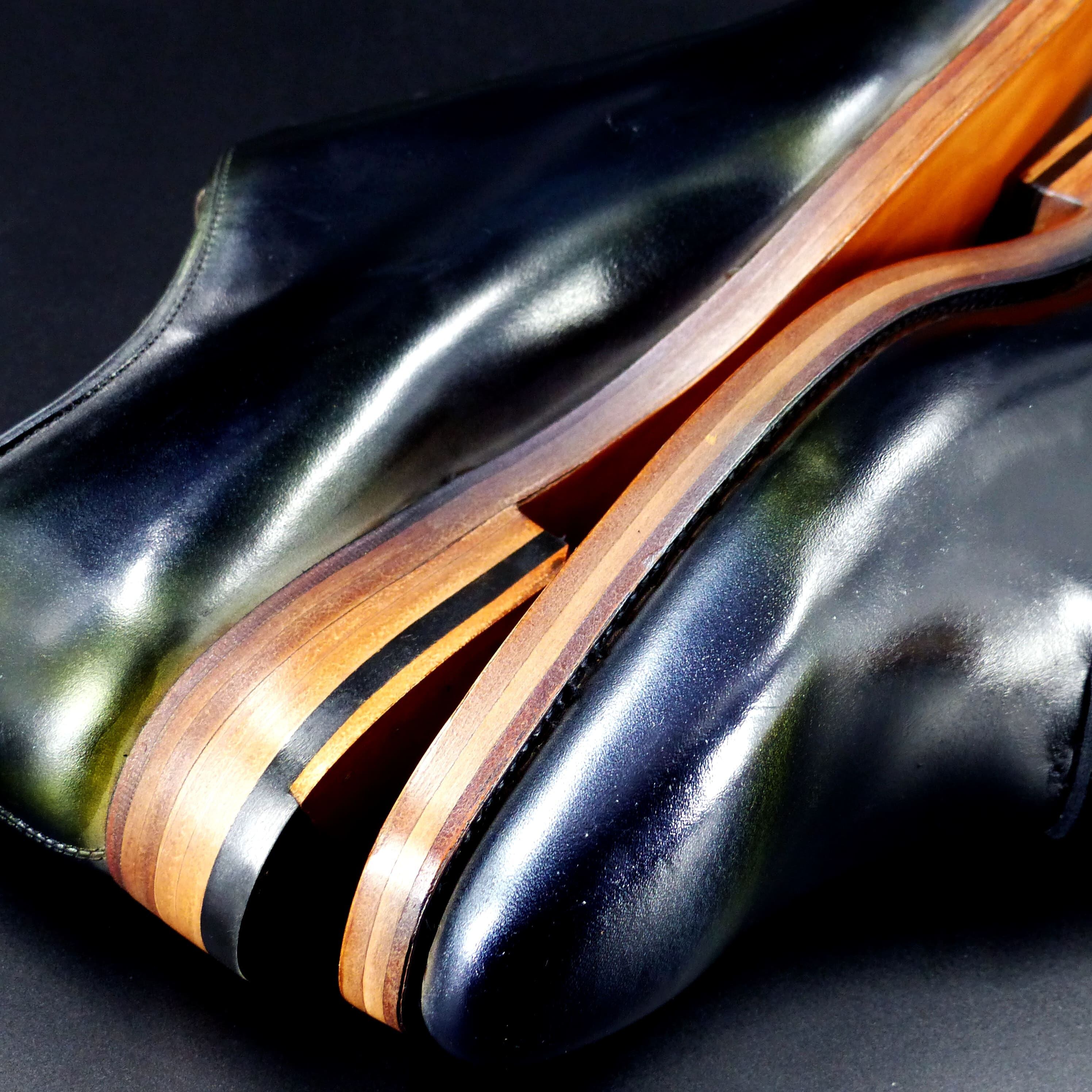 ヒールもレザー積み上げ、磨き抜かれた美コバのＷレザーソール