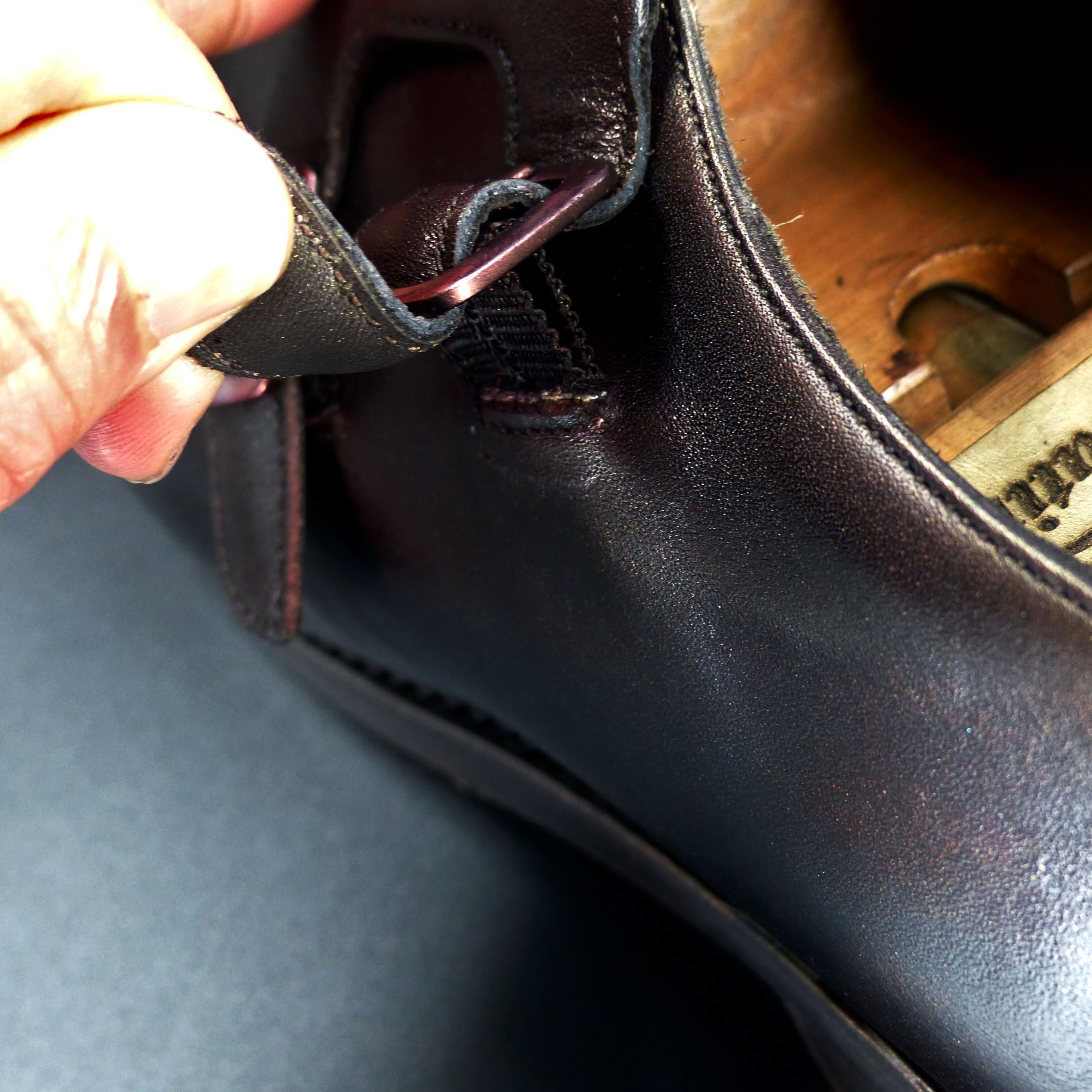 バックルの下はゴア付きでステップイン感覚