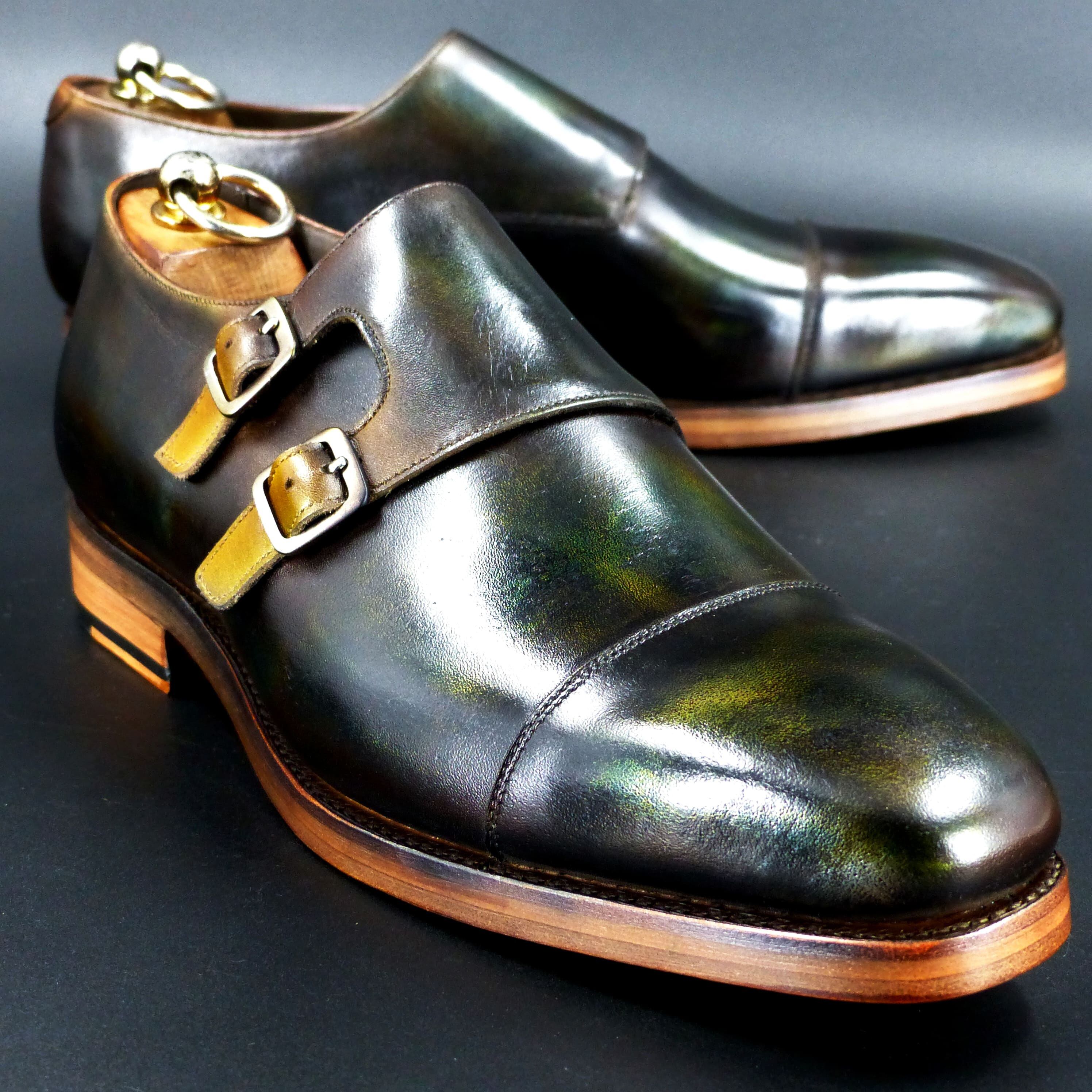 トゥの部分は透明感のあるハンドポリッシュ