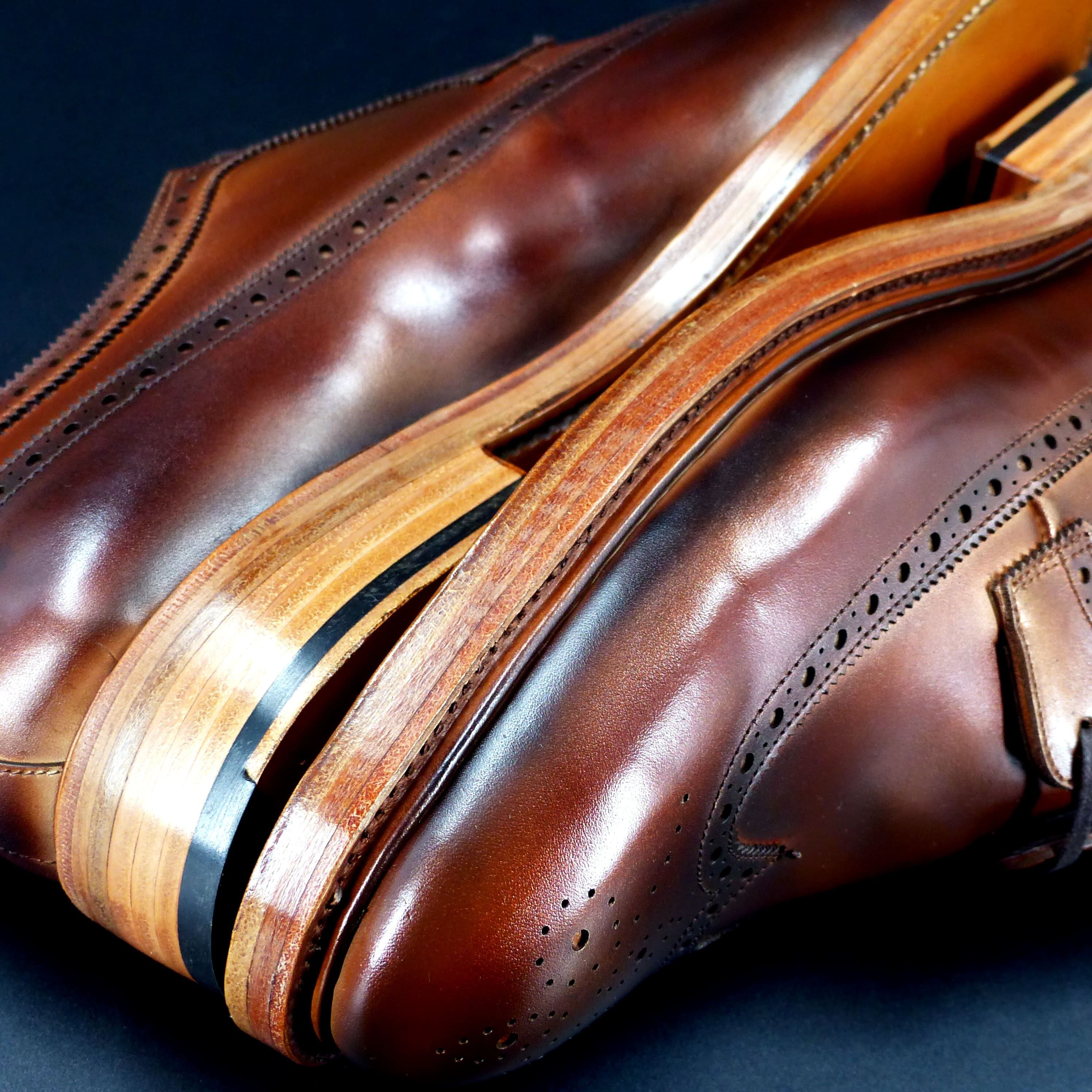 ヒールもレザー積み上げ、磨き抜かれた美コバのＷレザーソール