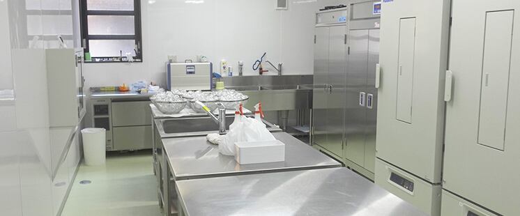 キャビア加工専用ルームで、衛生管理を徹底し、熟練職人が鮮度を保ちながら手作業で丁寧に加工しています。