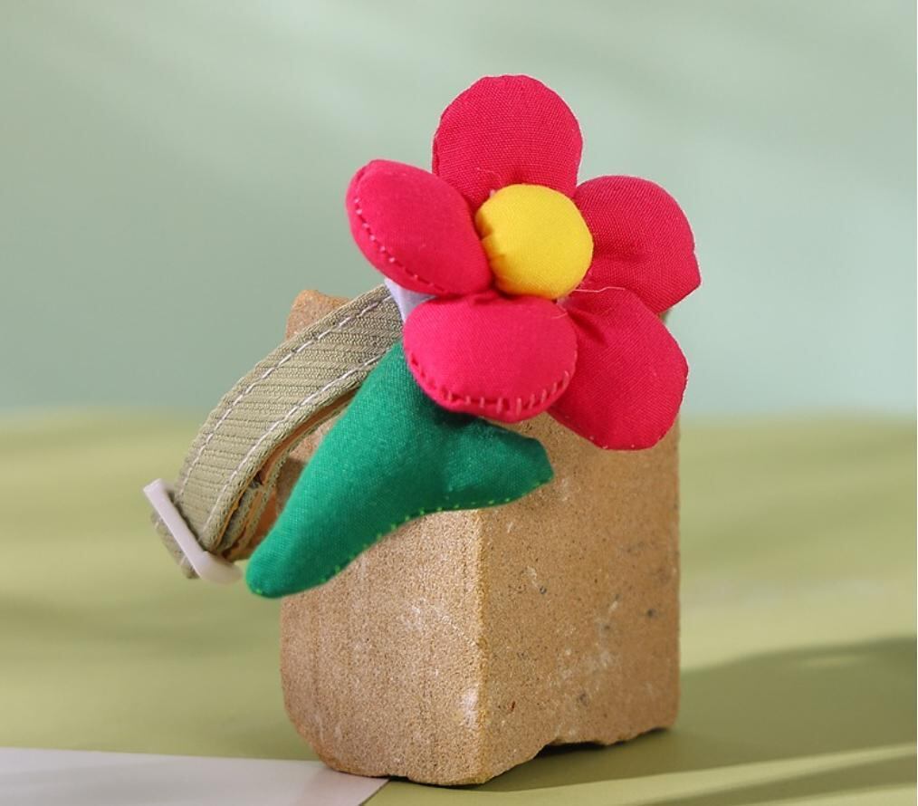 緑葉と赤い花の首輪