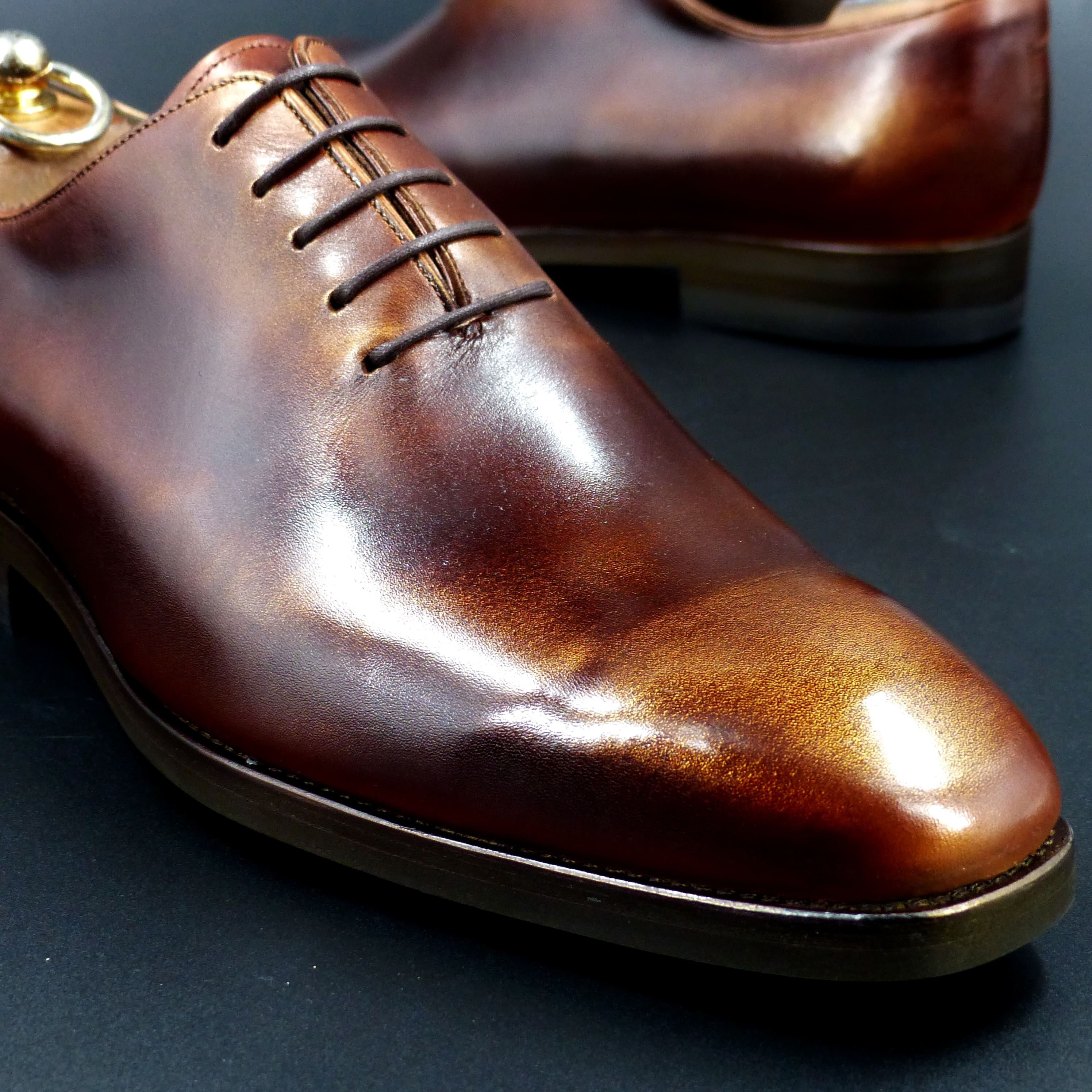 トゥの部分は金の煌めきが透けるハンドポリッシュ