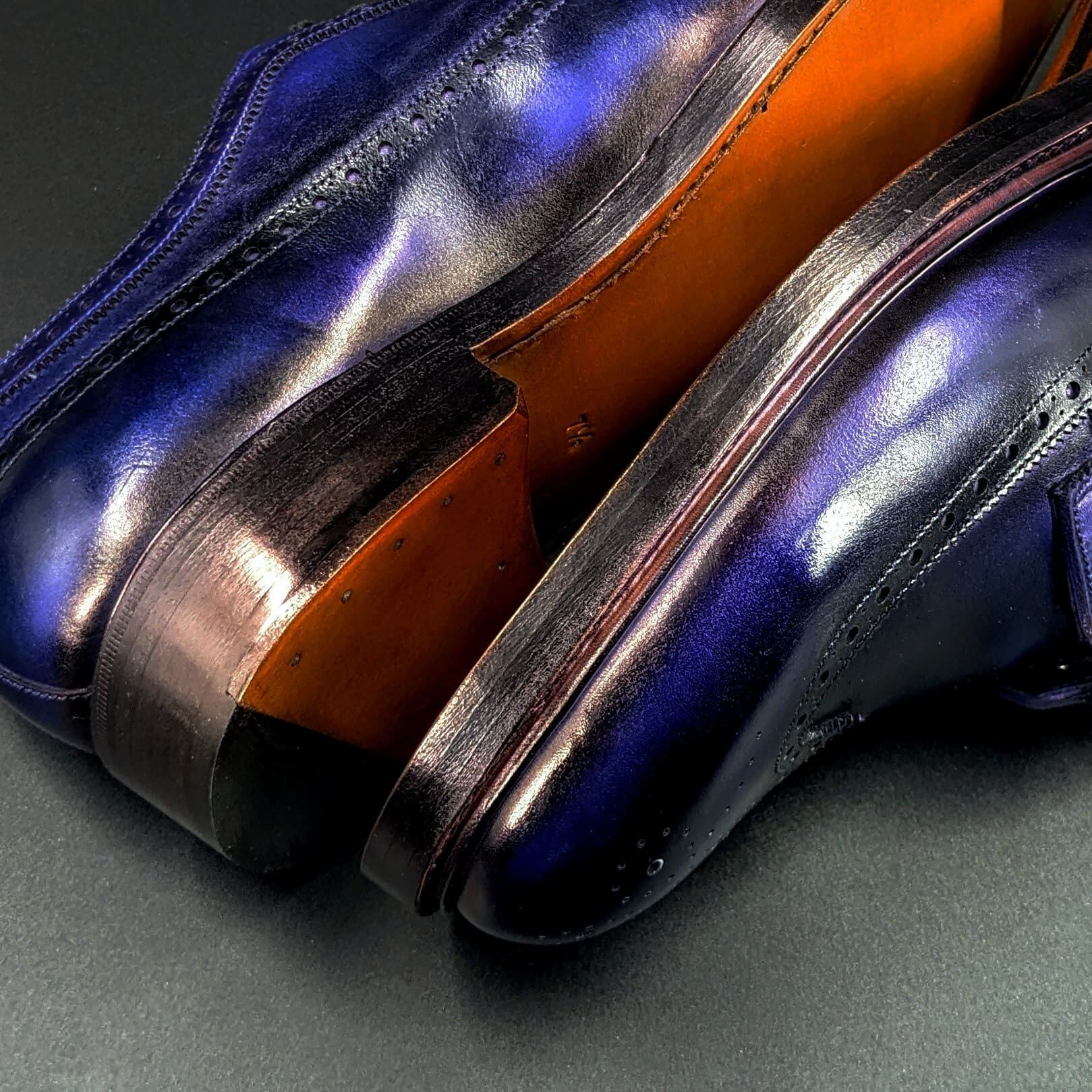 ヒールもレザー積み上げ、磨き抜かれた美コバのＷレザーソール