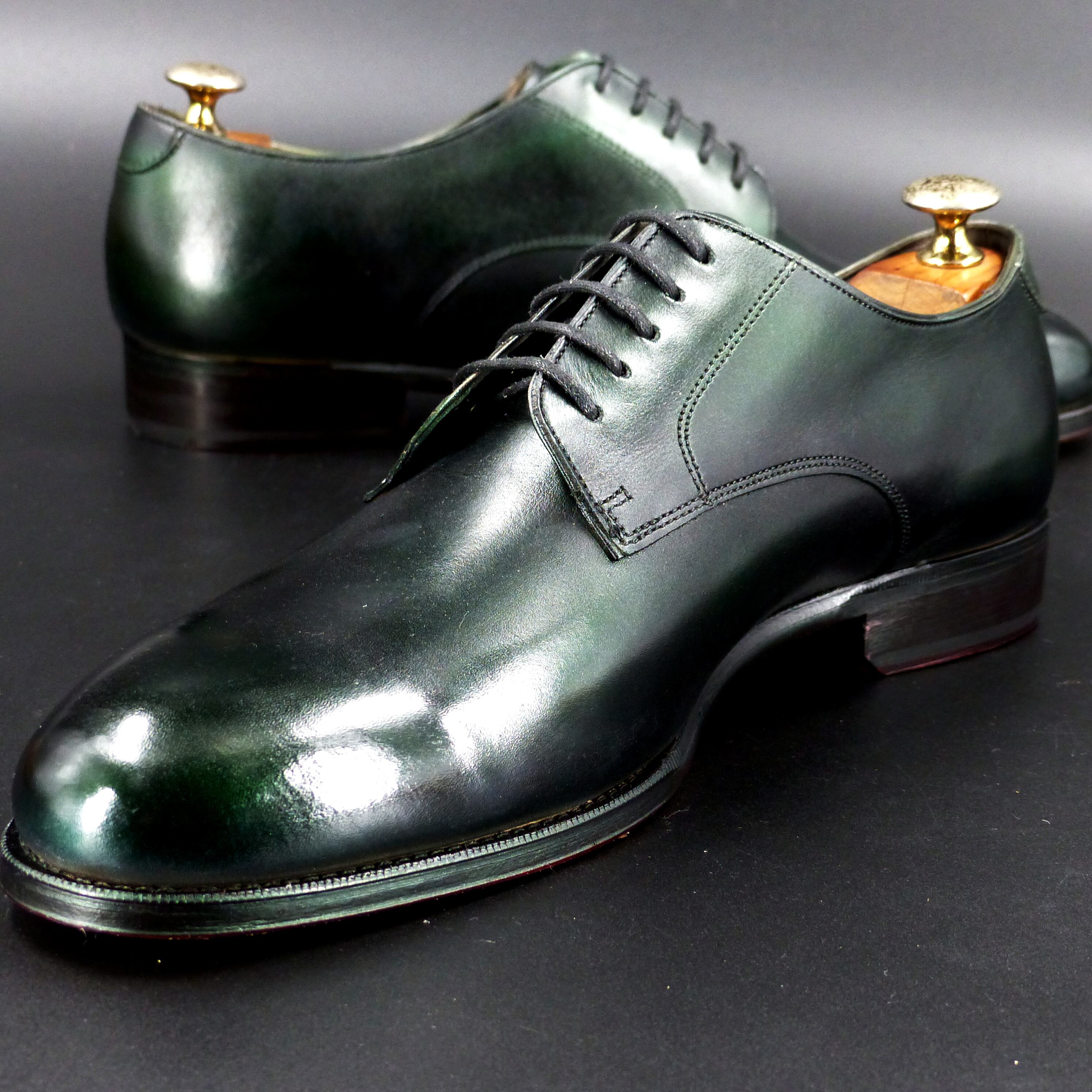 踏まずのくびれも美しい