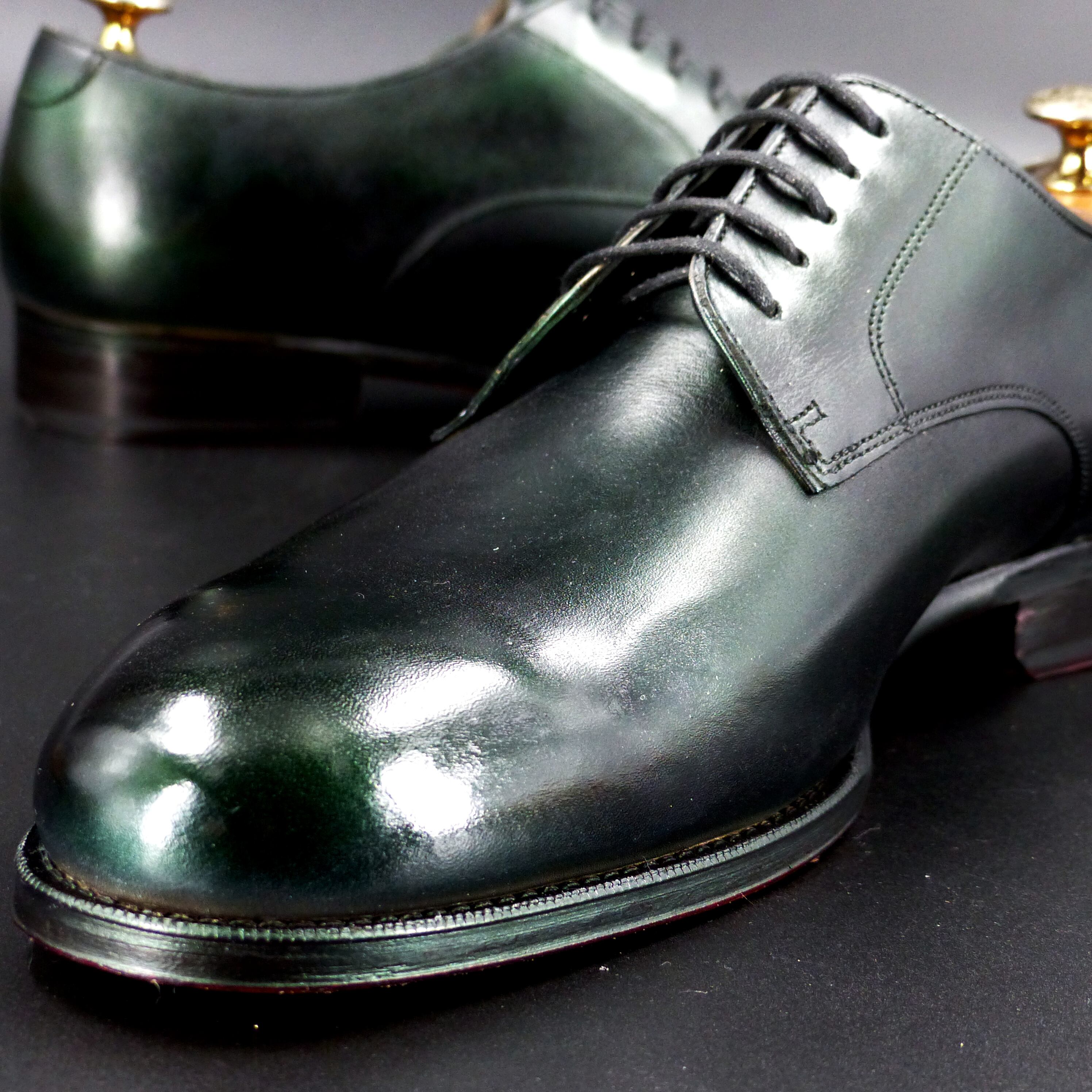 トゥの部分は透明感のあるハンドポリッシュ