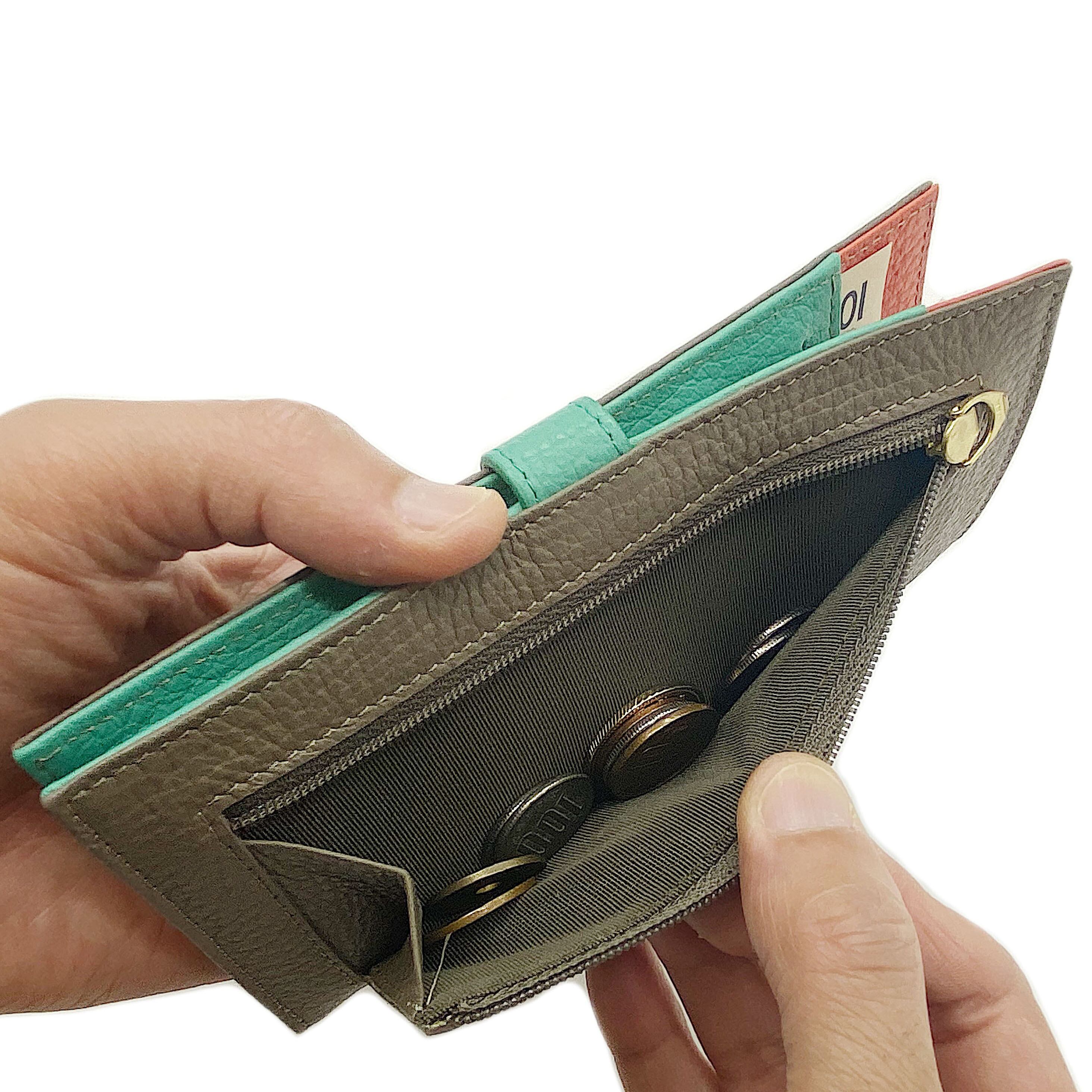 小銭もしっかり入り、大きなマチがついて出し入れしやすい