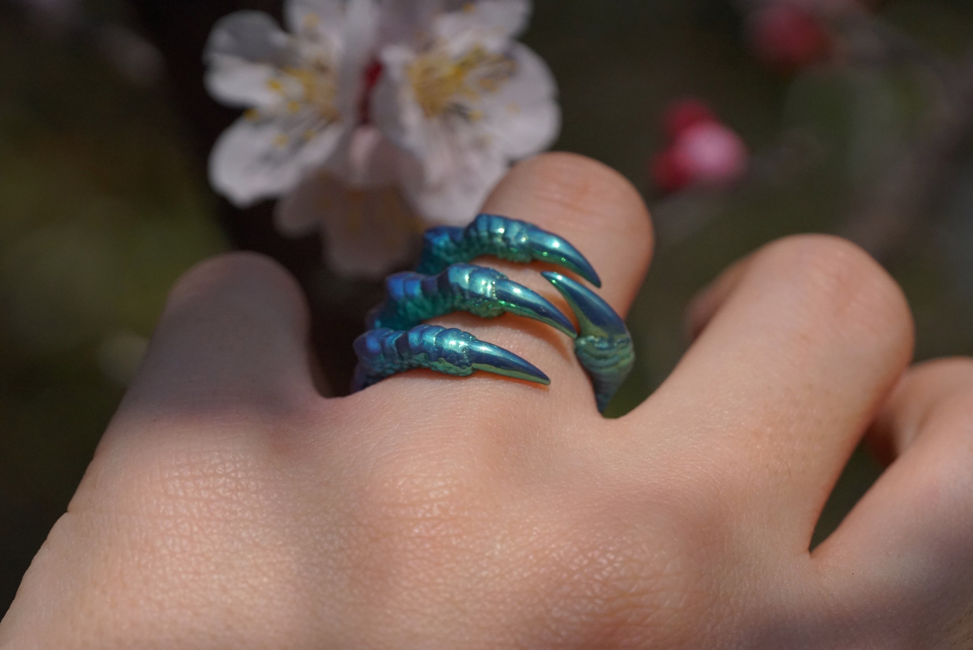 爪の色▷ターコイズブルー