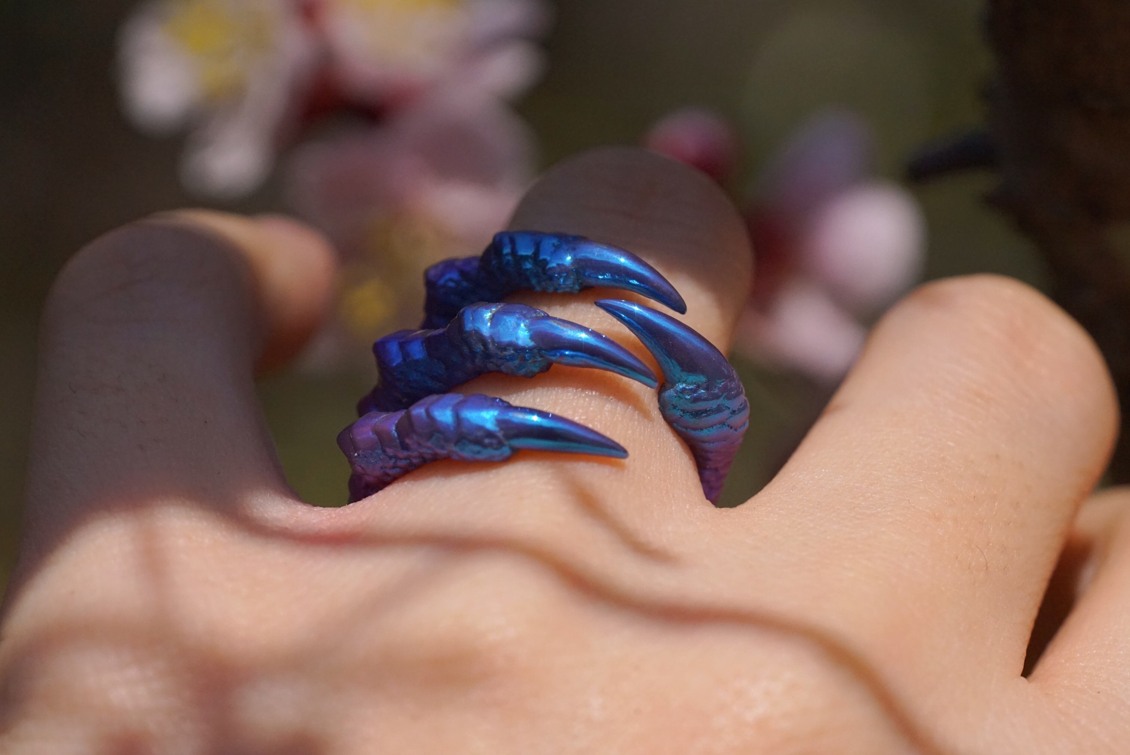 爪の色▷瑠璃色