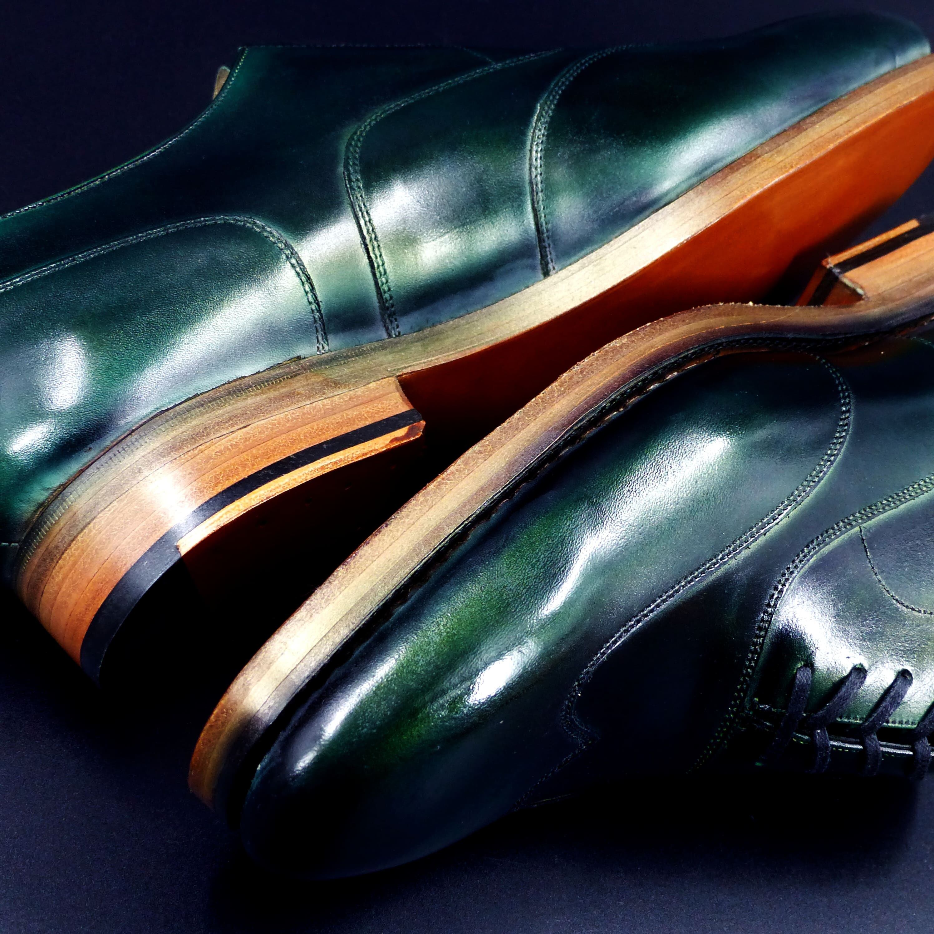 ヒールもレザー積み上げ、磨き抜かれた美コバのＷレザーソール